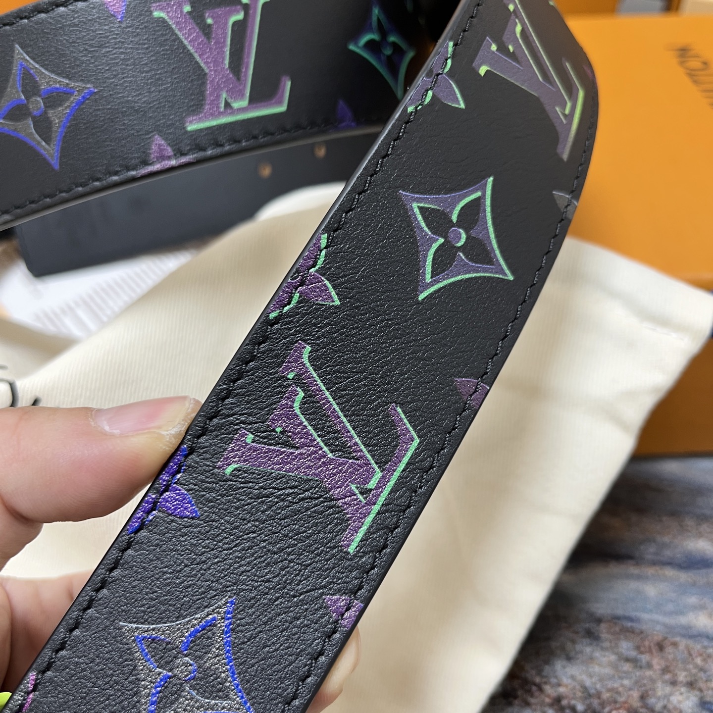 Louis Vuitton 루이비통 LV 이니셜 40mm 벨트 – 모노그램 멀티컬러 이클립스 4