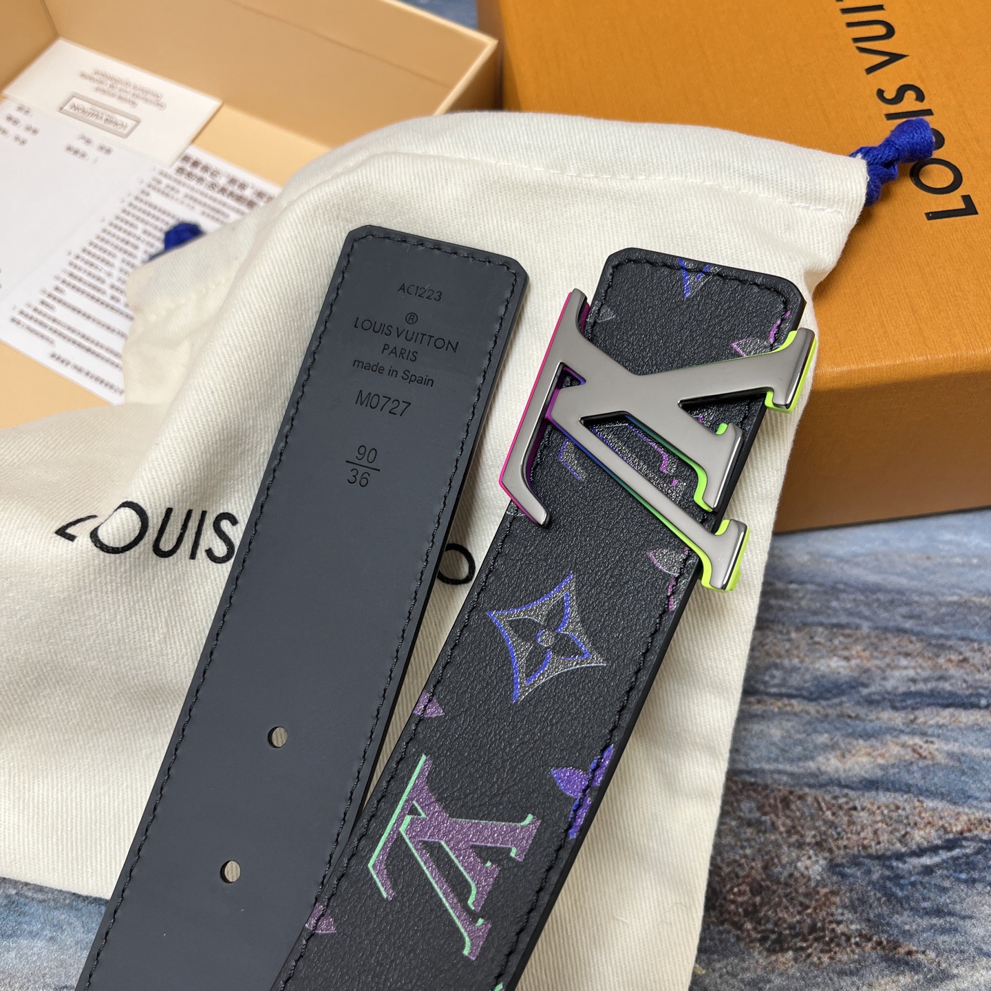 Louis Vuitton 루이비통 LV 이니셜 40mm 벨트 – 모노그램 멀티컬러 이클립스 5