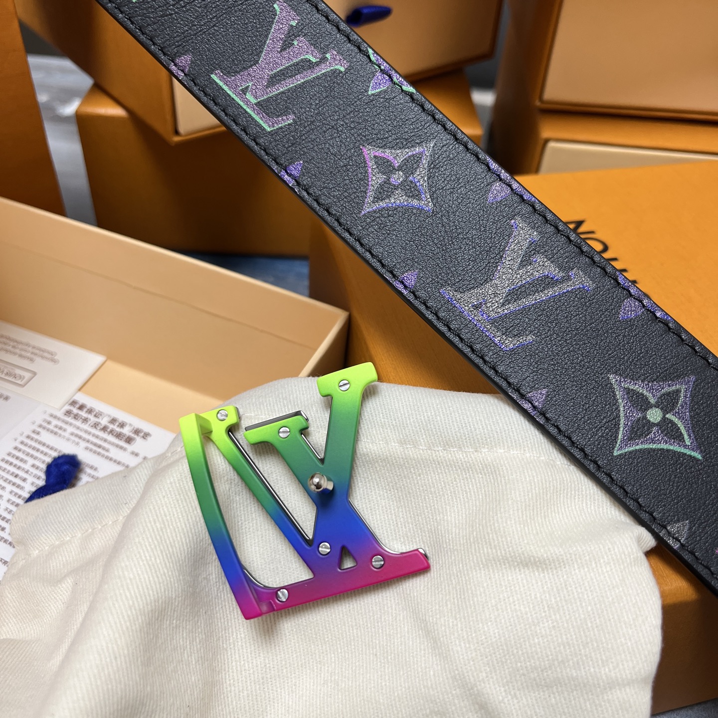 Louis Vuitton 루이비통 LV 이니셜 40mm 벨트 – 모노그램 멀티컬러 이클립스 8