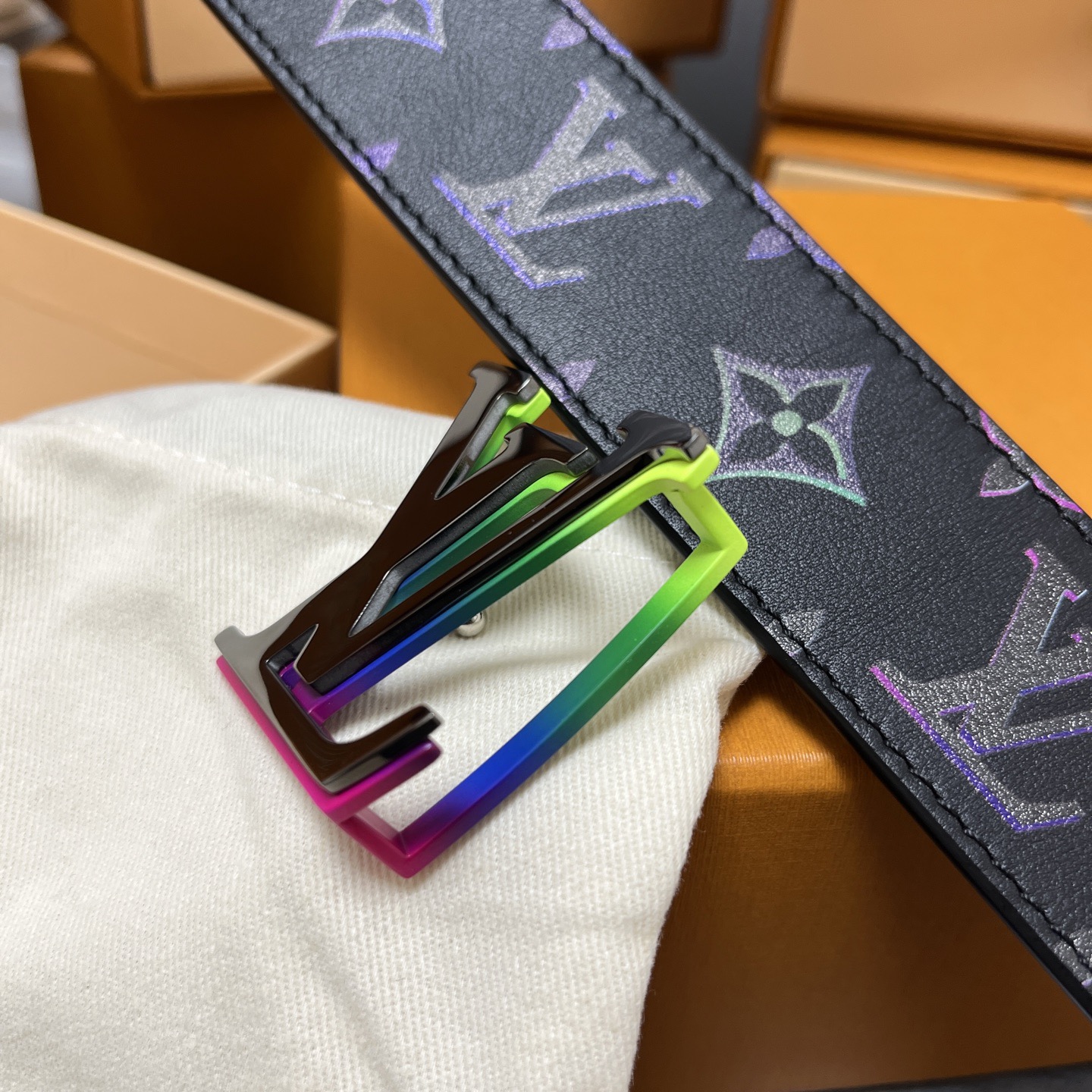 Louis Vuitton 루이비통 LV 이니셜 40mm 벨트 – 모노그램 멀티컬러 이클립스 9