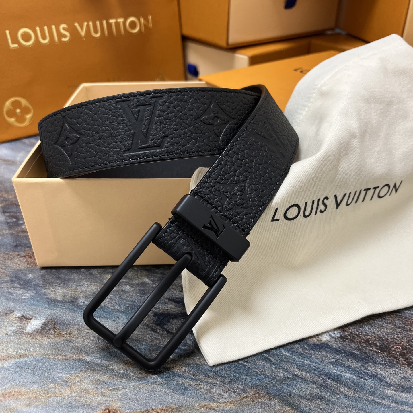 Louis Vuitton 루이비통 루이 비통 남성 블랙 모노그램 가죽 벨트 1