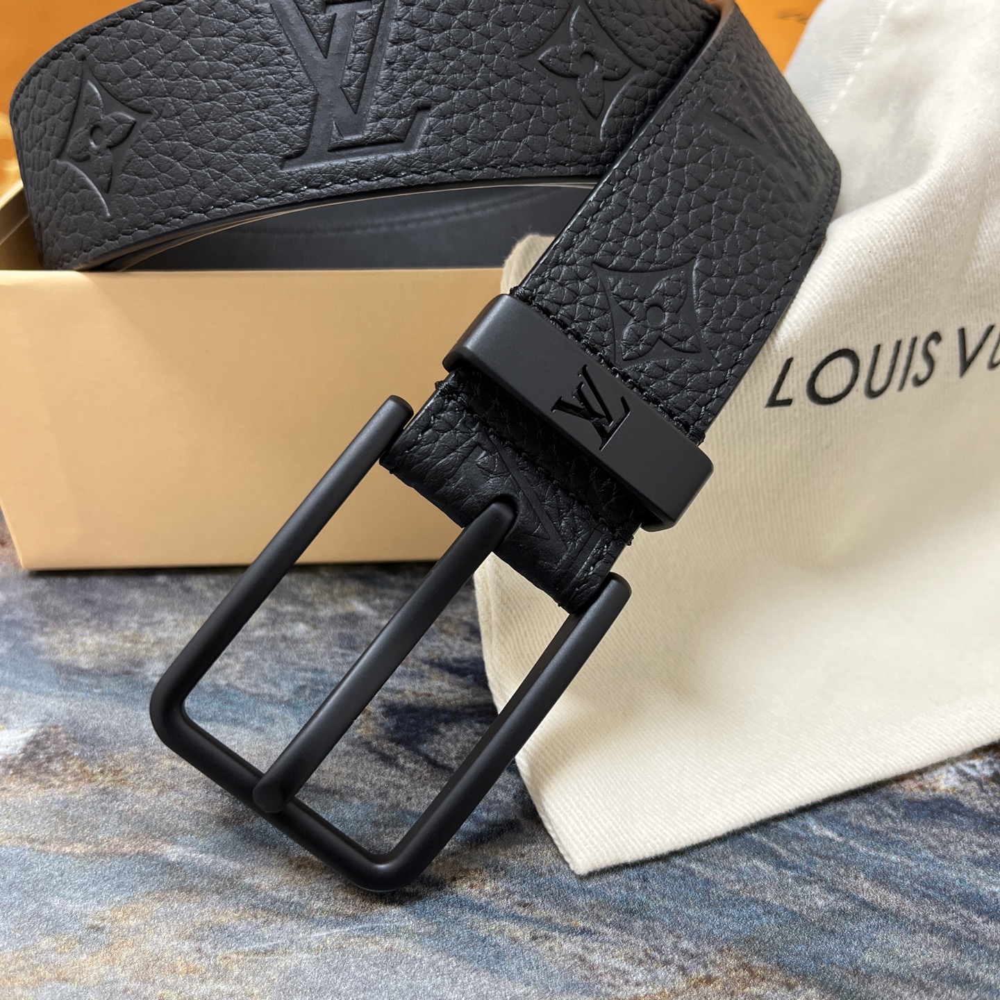 Louis Vuitton 루이비통 루이 비통 남성 블랙 모노그램 가죽 벨트 2