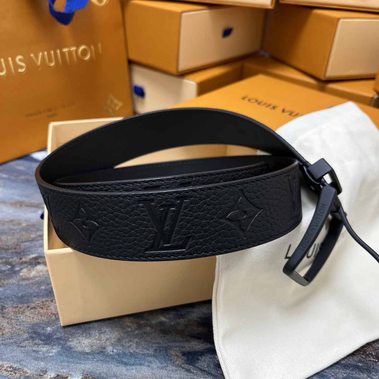 Louis Vuitton 루이비통 루이 비통 남성 블랙 모노그램 가죽 벨트 3