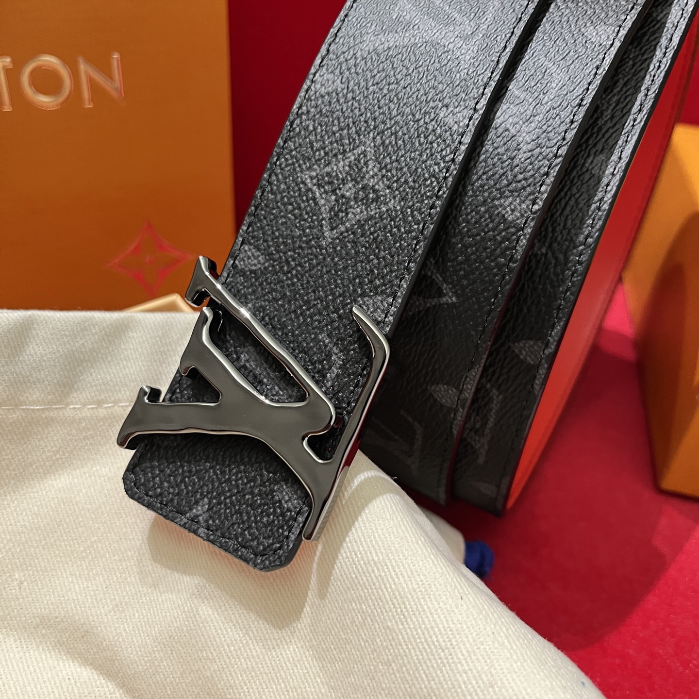 Louis Vuitton 루이비통 모노그램 LV 버클 남성 가죽 벨트 9