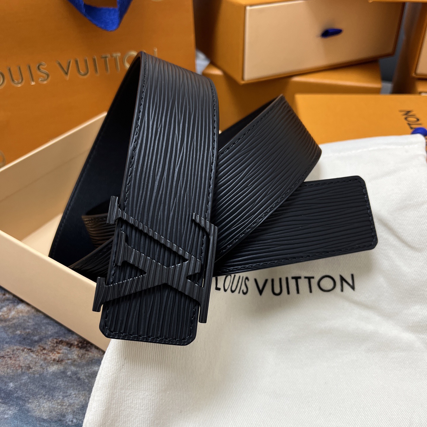 LOUIS VUITTON 루이비통 루이 비통 에피 블랙 소가죽 벨트 1