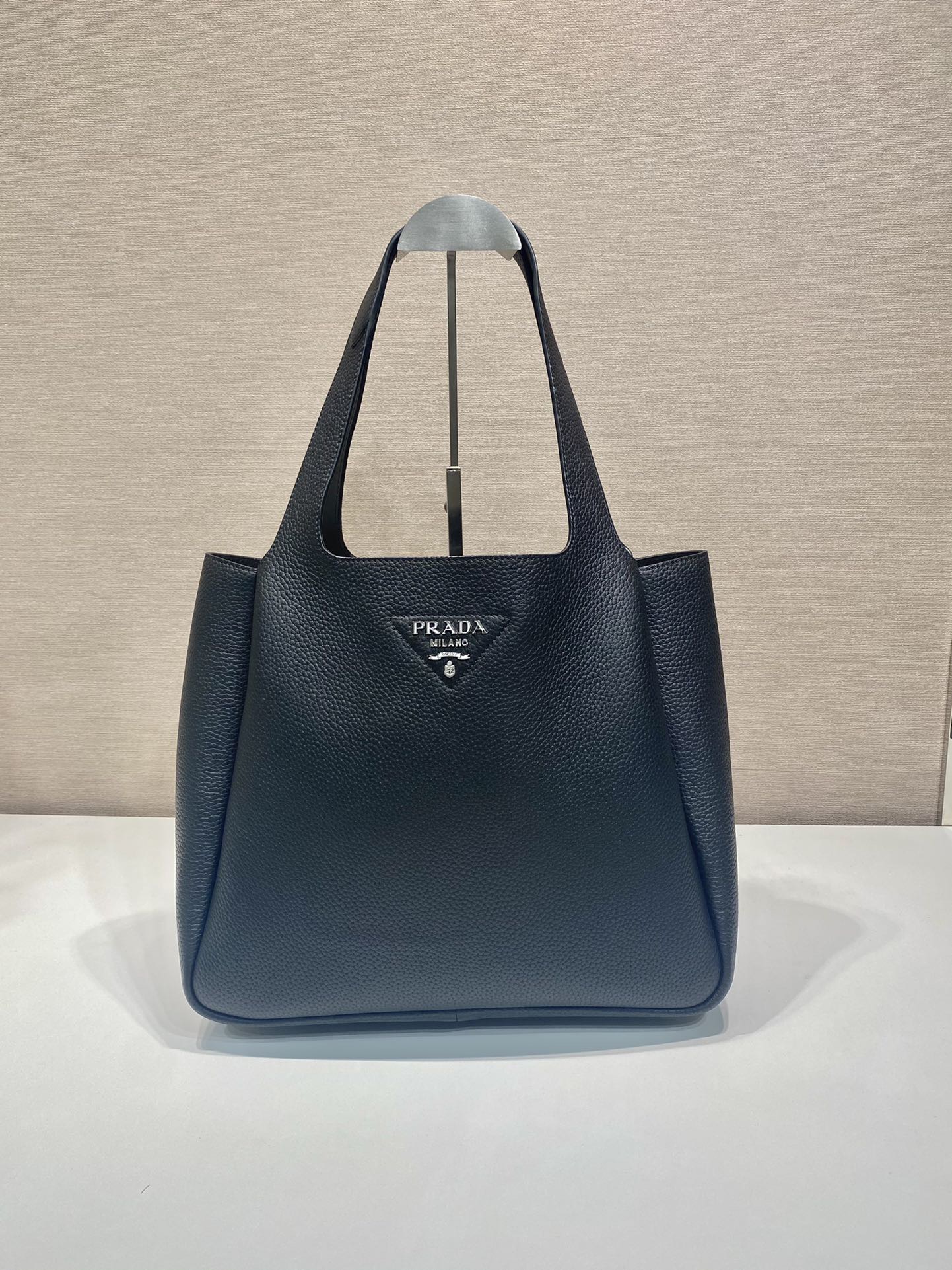 PRADA 프라다 FW2023 대형 송아지 가죽 토트백 4