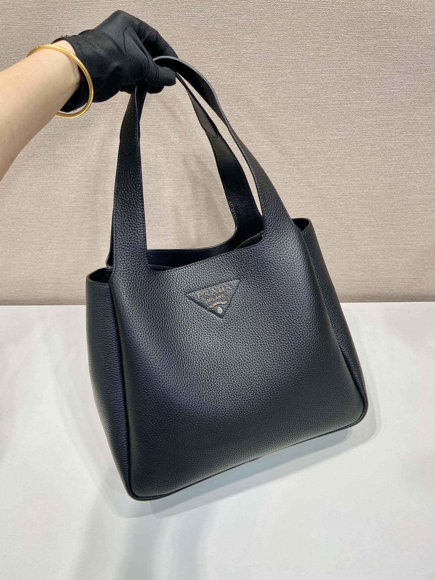 PRADA 프라다 FW2023 대형 송아지 가죽 토트백 5