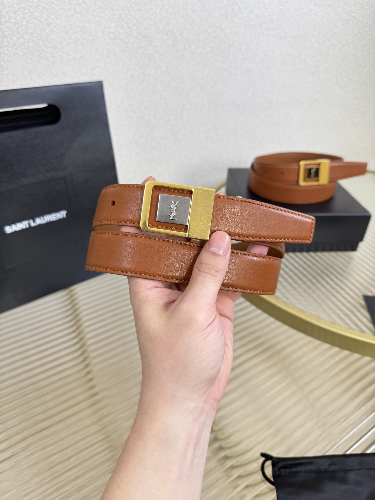 Saint Laurent 생로랑 LA 66 가죽 버클 여성 벨트 2