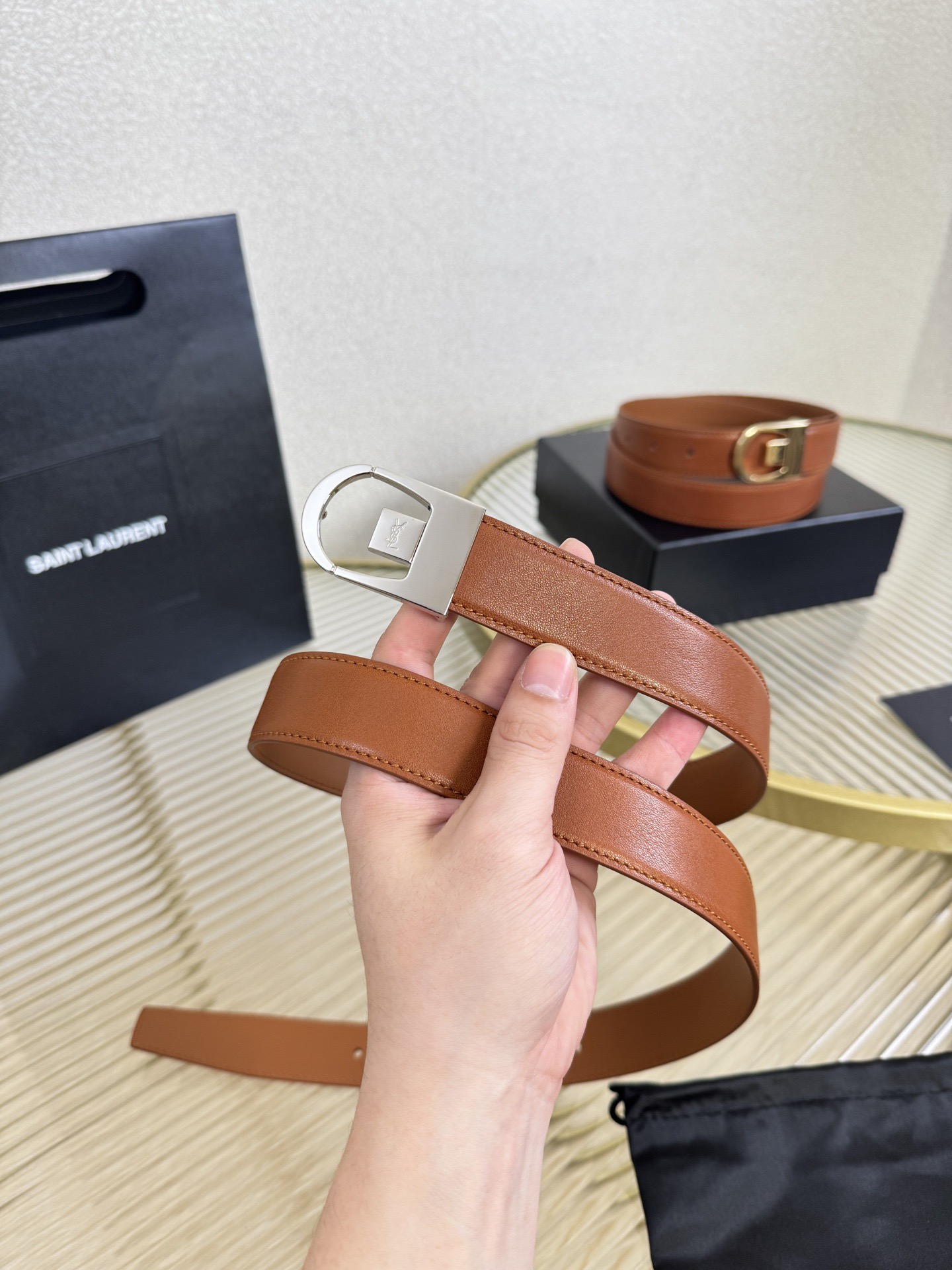 FERRAGAMO 살바토레 페라가모 FW2023 Gancino 장식 블랙 토트백 2