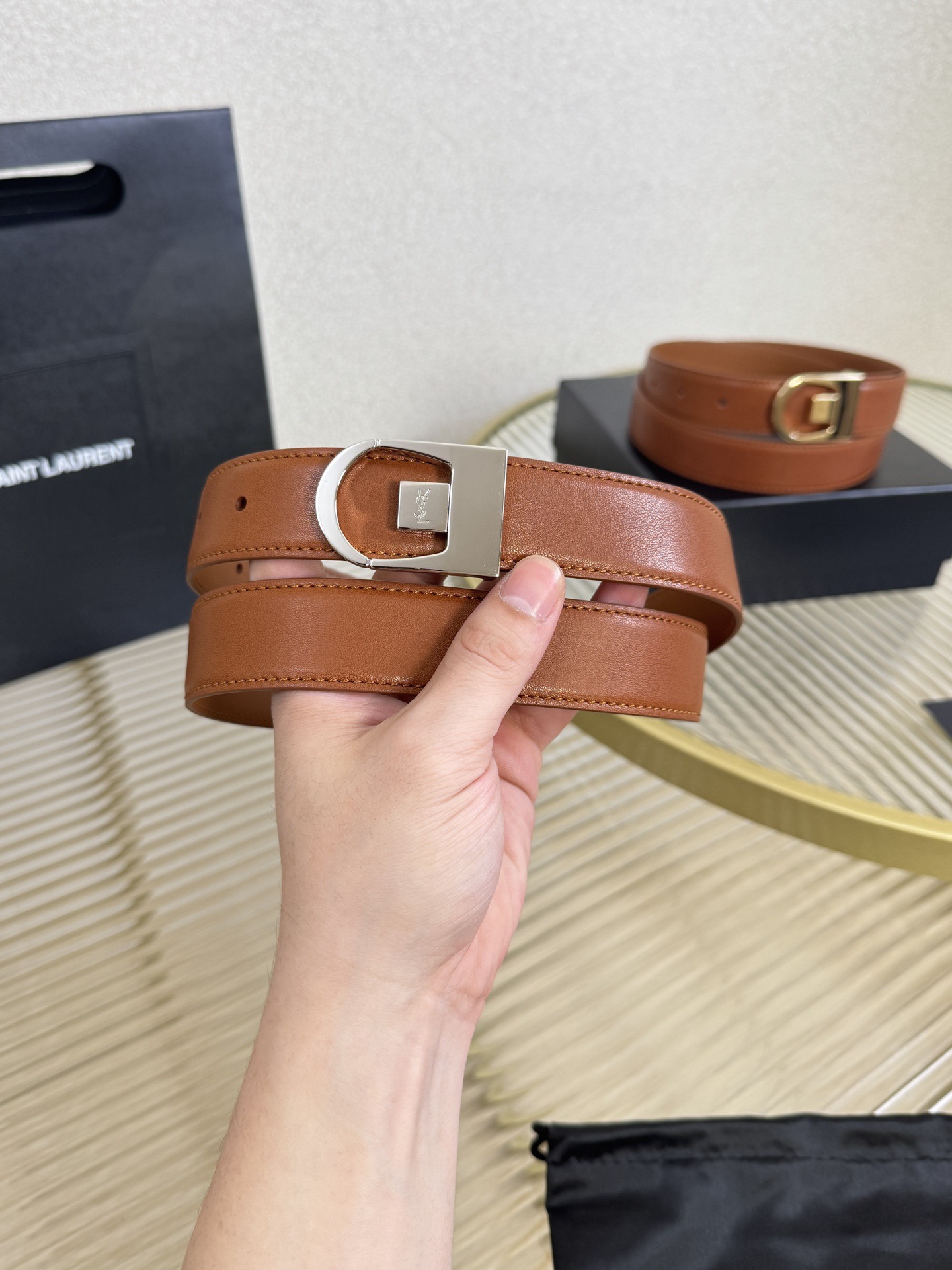 FERRAGAMO 살바토레 페라가모 FW2023 Gancino 장식 블랙 토트백 3