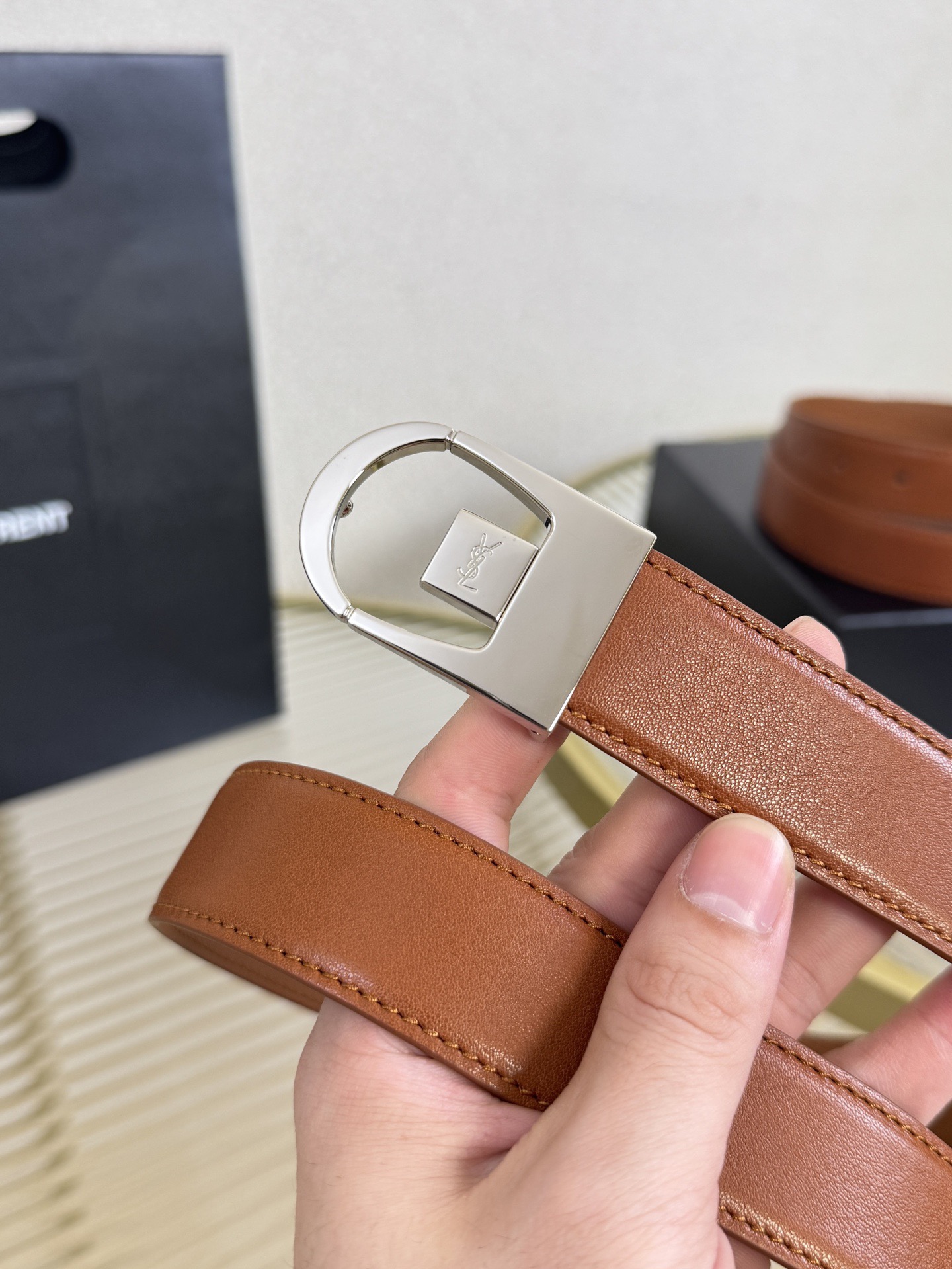 FERRAGAMO 살바토레 페라가모 FW2023 Gancino 장식 블랙 토트백 4