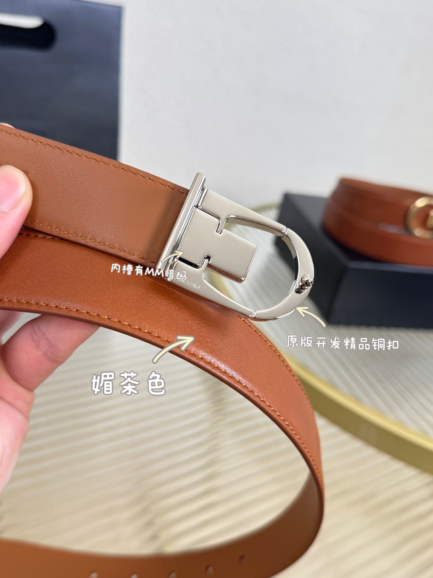 FERRAGAMO 살바토레 페라가모 FW2023 Gancino 장식 블랙 토트백 6