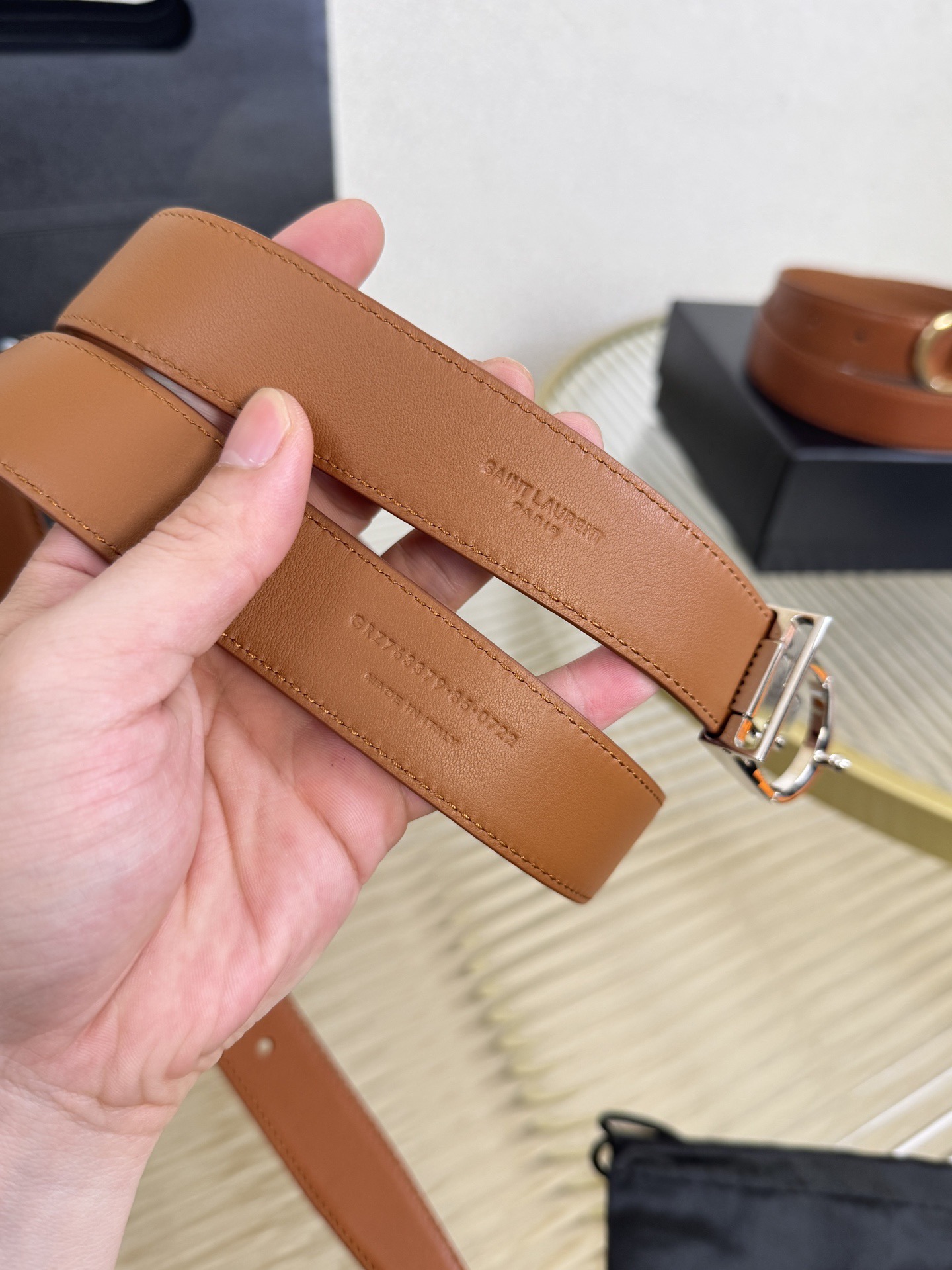 FERRAGAMO 살바토레 페라가모 FW2023 Gancino 장식 블랙 토트백 7