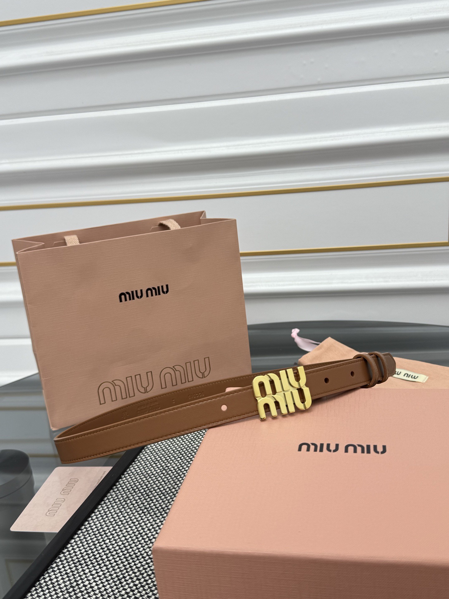 FERRAGAMO 살바토레 페라가모 FW2023 Gancino 장식 가죽 핸드백 1