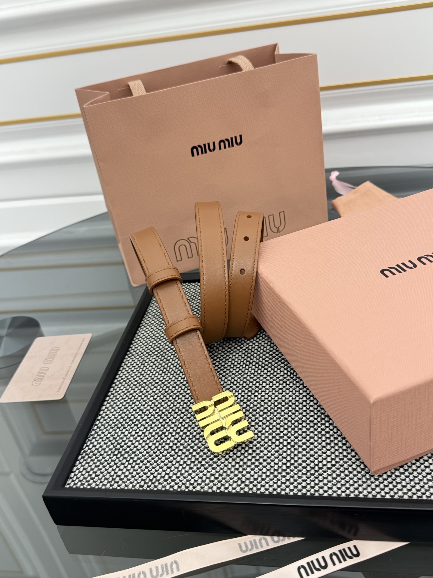 FERRAGAMO 살바토레 페라가모 FW2023 Gancino 장식 가죽 핸드백 2