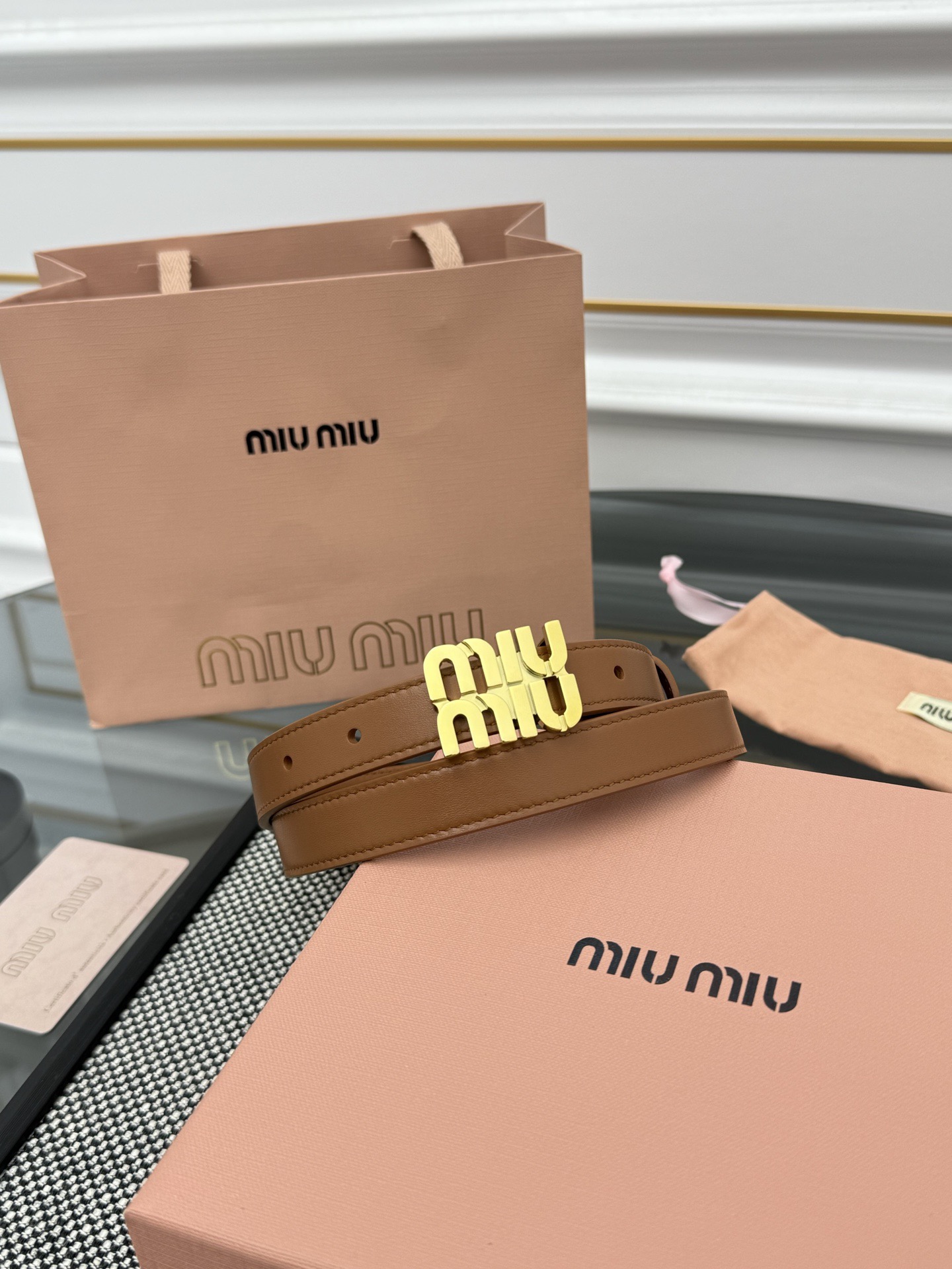 FERRAGAMO 살바토레 페라가모 FW2023 Gancino 장식 가죽 핸드백 3