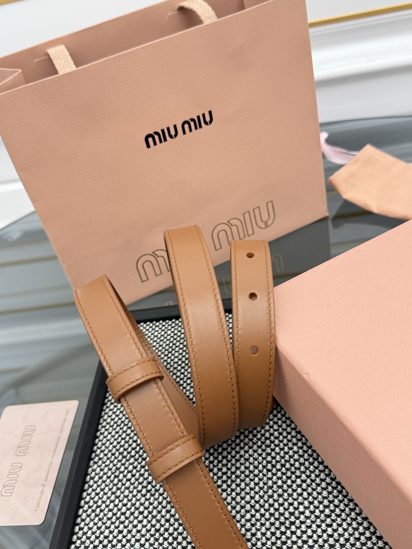 FERRAGAMO 살바토레 페라가모 FW2023 Gancino 장식 가죽 핸드백 4