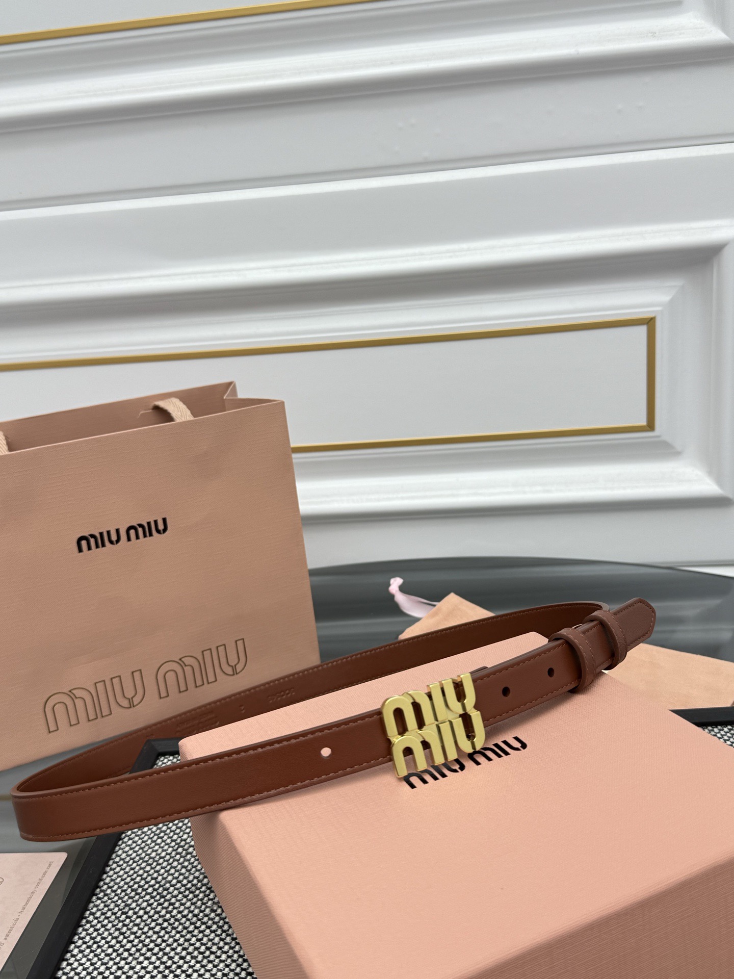 FERRAGAMO 살바토레 페라가모 FW2023 Gancino 장식 가죽 핸드백 10