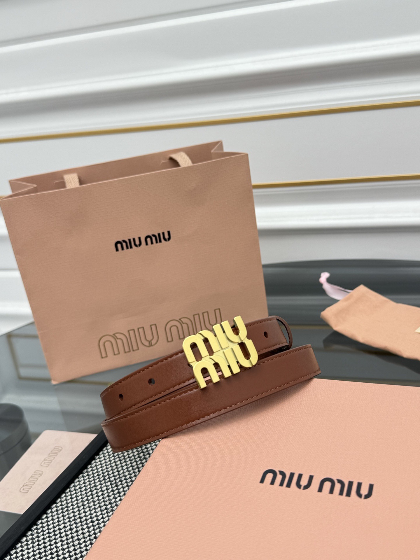 FERRAGAMO 살바토레 페라가모 FW2023 Gancino 장식 가죽 핸드백 5