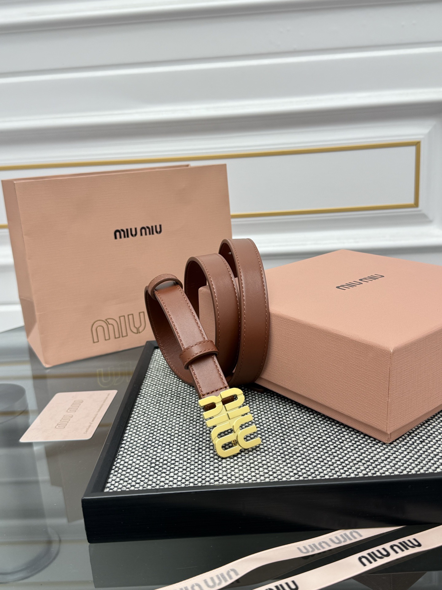 FERRAGAMO 살바토레 페라가모 FW2023 Gancino 장식 가죽 핸드백 6