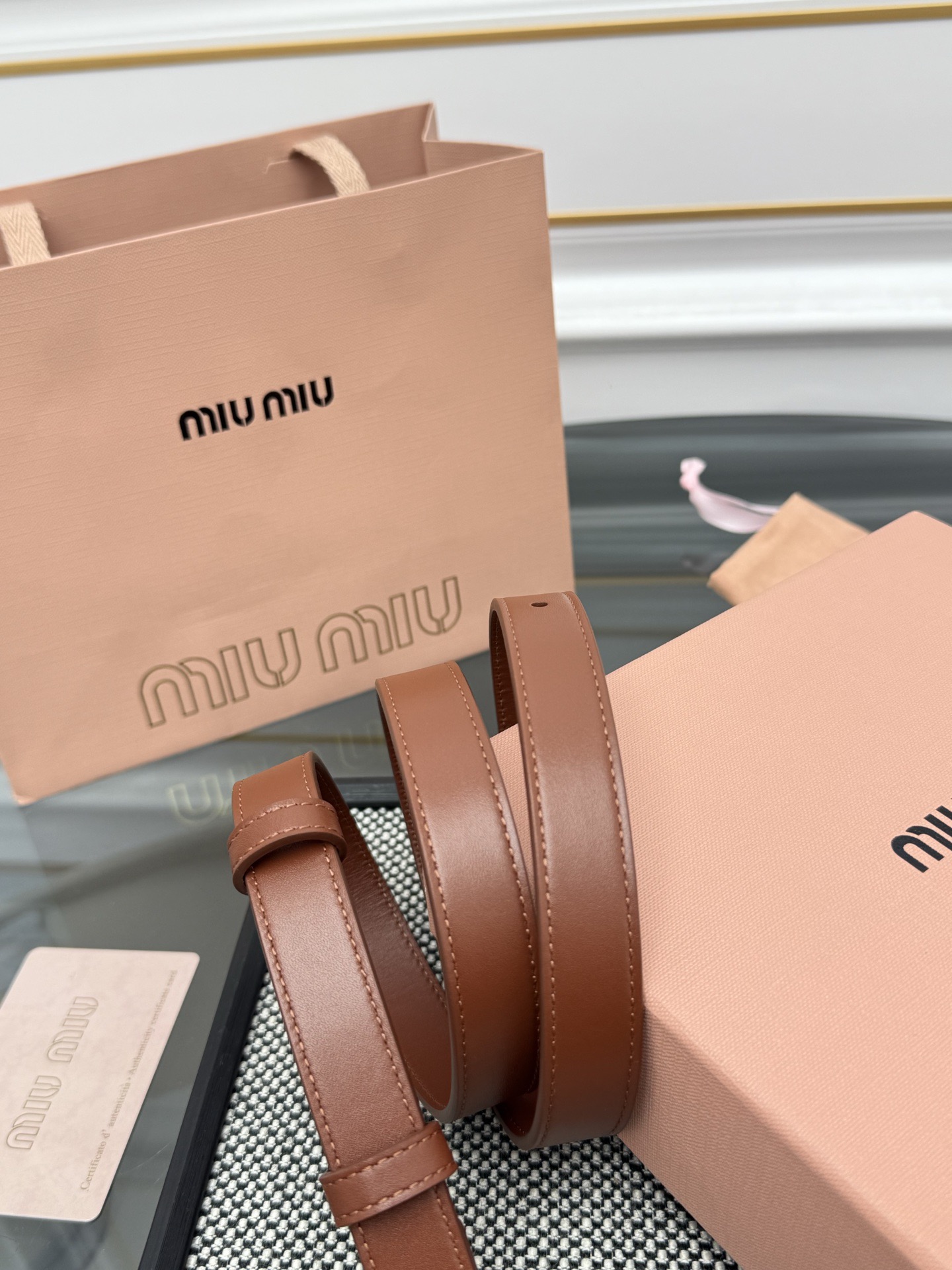 FERRAGAMO 살바토레 페라가모 FW2023 Gancino 장식 가죽 핸드백 7