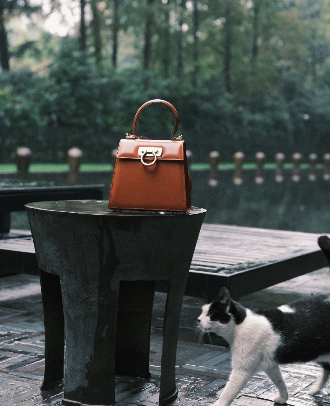 FERRAGAMO 살바토레 페라가모 FW2023 Gancino 장식 가죽 핸드백 13