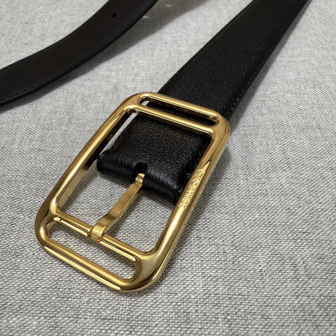 FERRAGAMO 페라가모 FW2023 Gancini 장식 중형 토트백 1