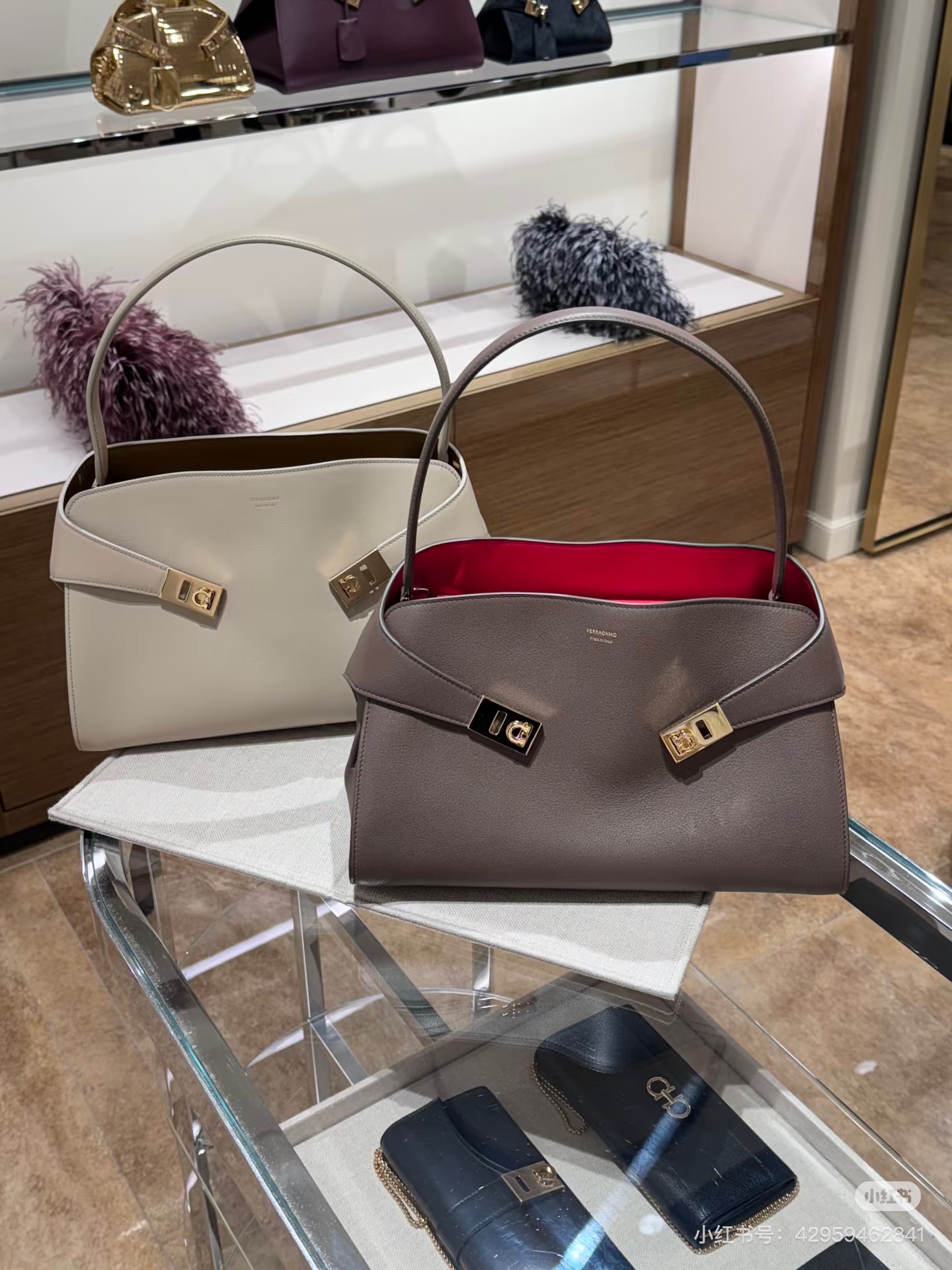 FERRAGAMO 페라가모 FW2023 Gancini 장식 중형 토트백 5