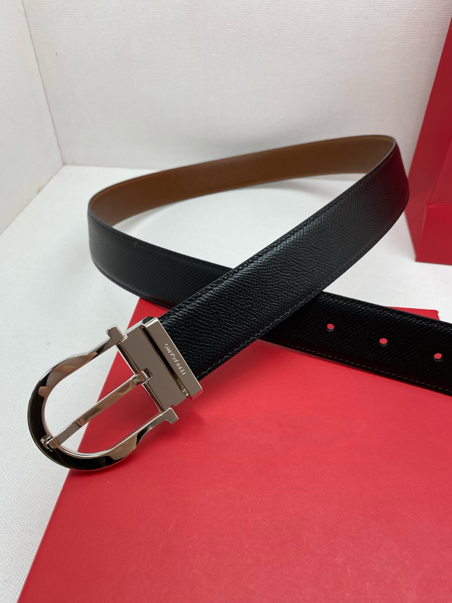 FERRAGAMO 페라가모 FW2023 Gancini 장식 중형 토트백 8