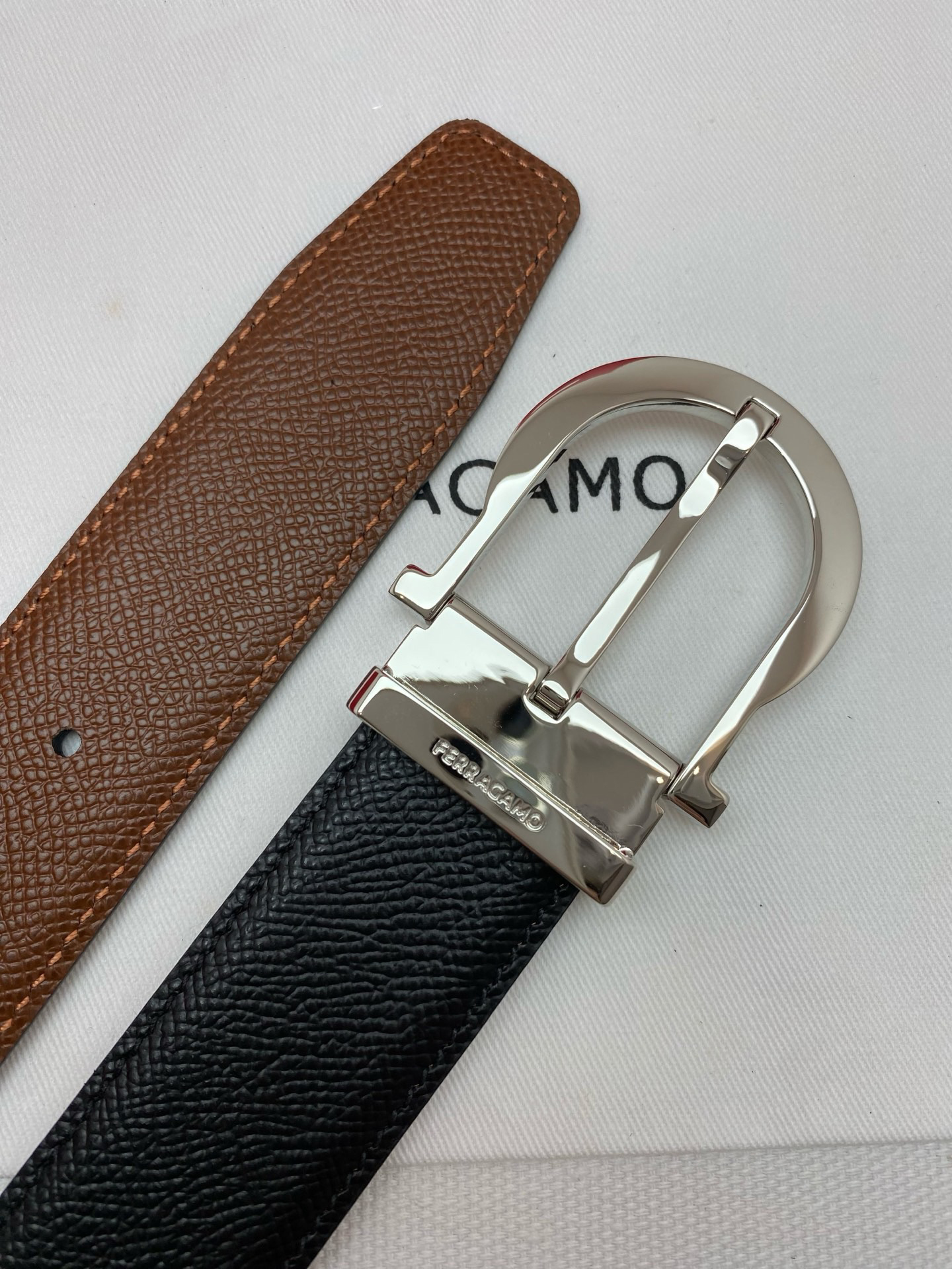 FERRAGAMO 페라가모 FW2023 Gancini 장식 중형 토트백 9