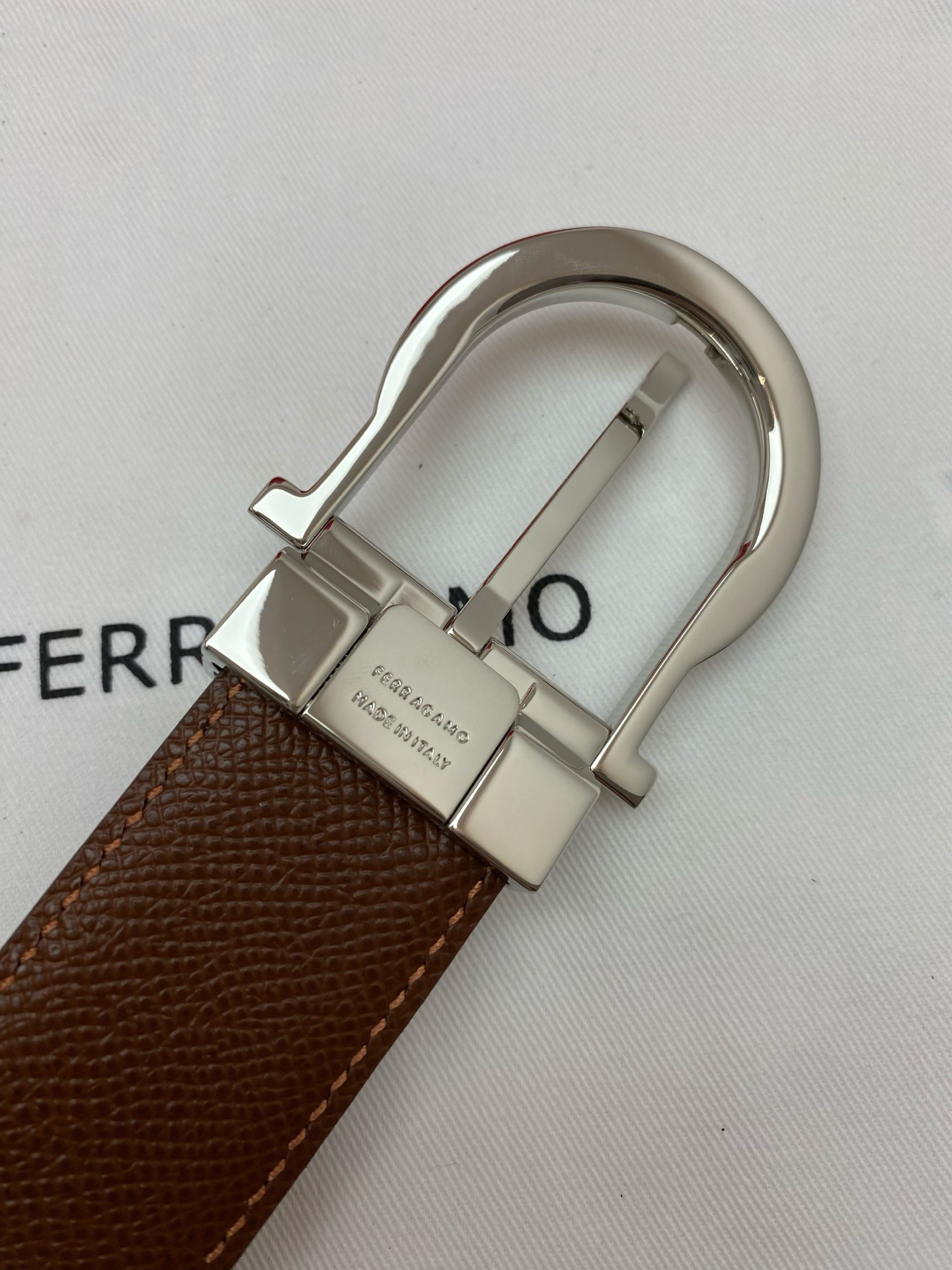 FERRAGAMO 페라가모 FW2023 Gancini 장식 중형 토트백 10