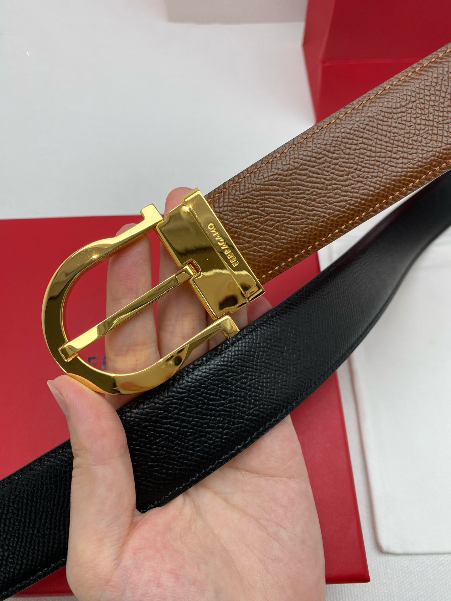 FERRAGAMO 페라가모 FW2023 Gancini 장식 중형 토트백 13