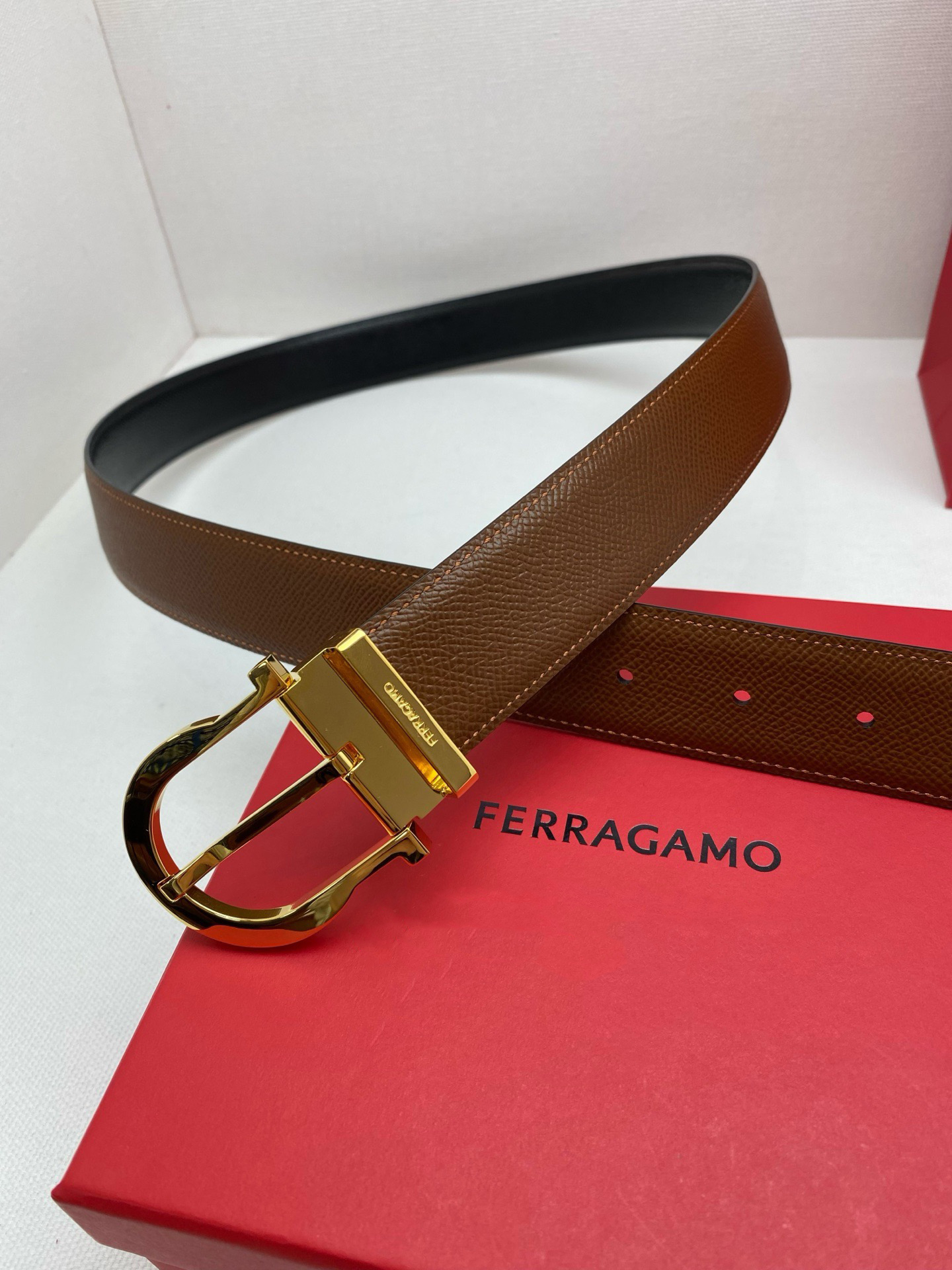 FERRAGAMO 페라가모 FW2023 Gancini 장식 중형 토트백 15