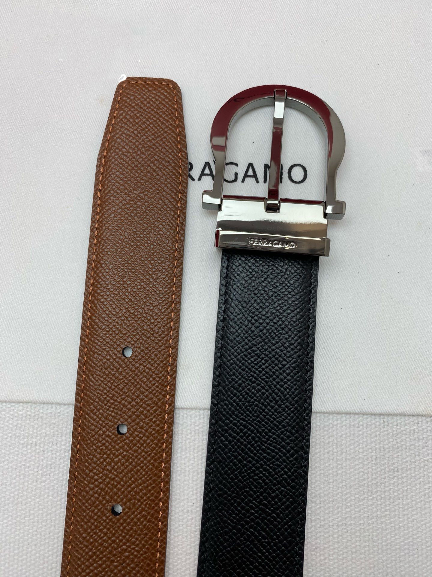 FERRAGAMO 페라가모 FW2023 Gancini 장식 중형 토트백 18