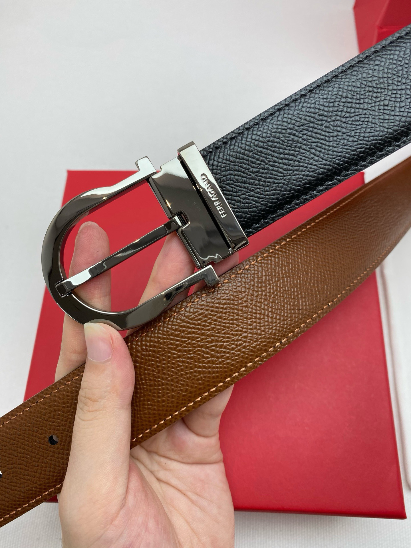 FERRAGAMO 페라가모 FW2023 Gancini 장식 중형 토트백 19