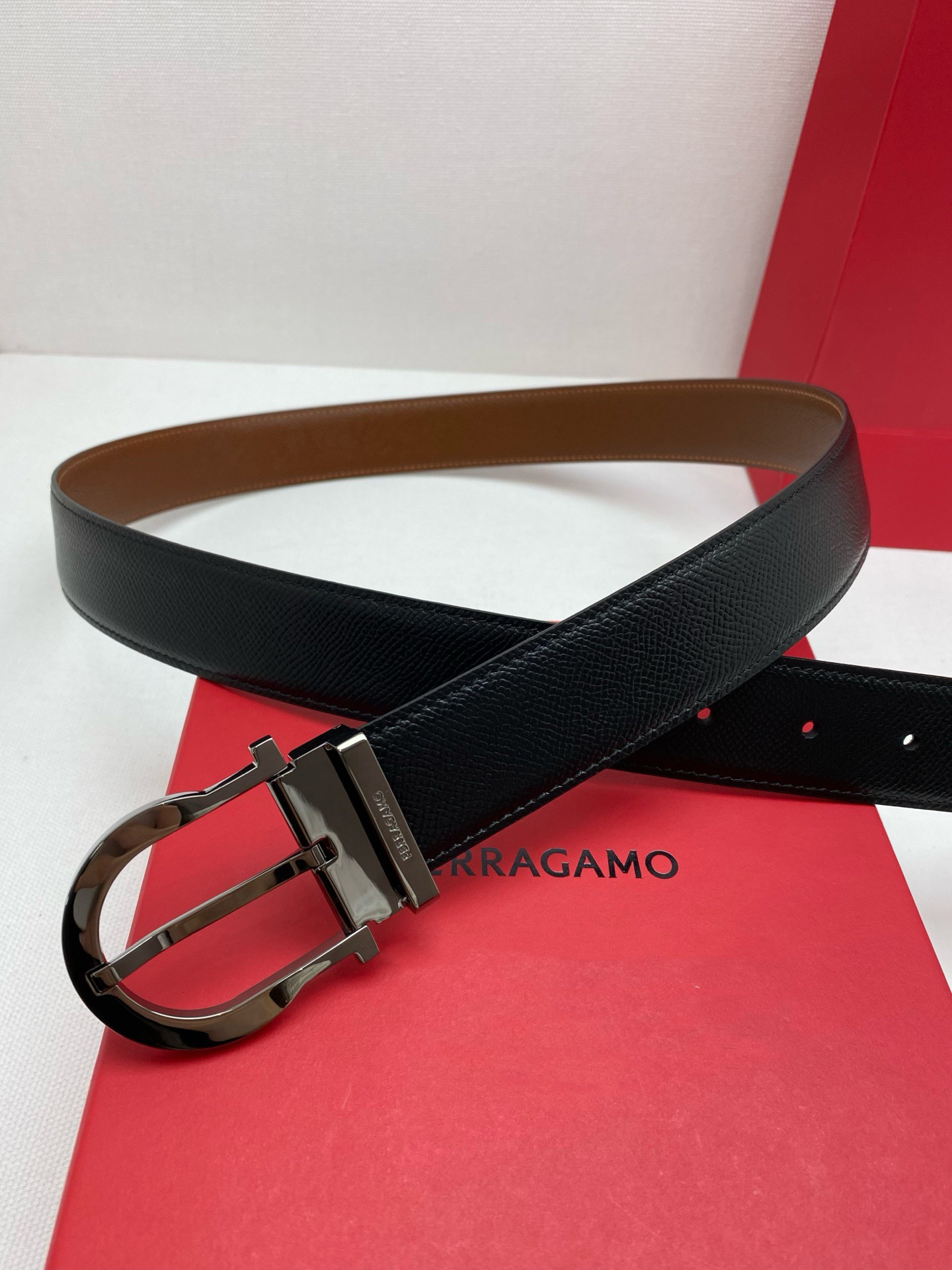 FERRAGAMO 페라가모 FW2023 Gancini 장식 중형 토트백 21