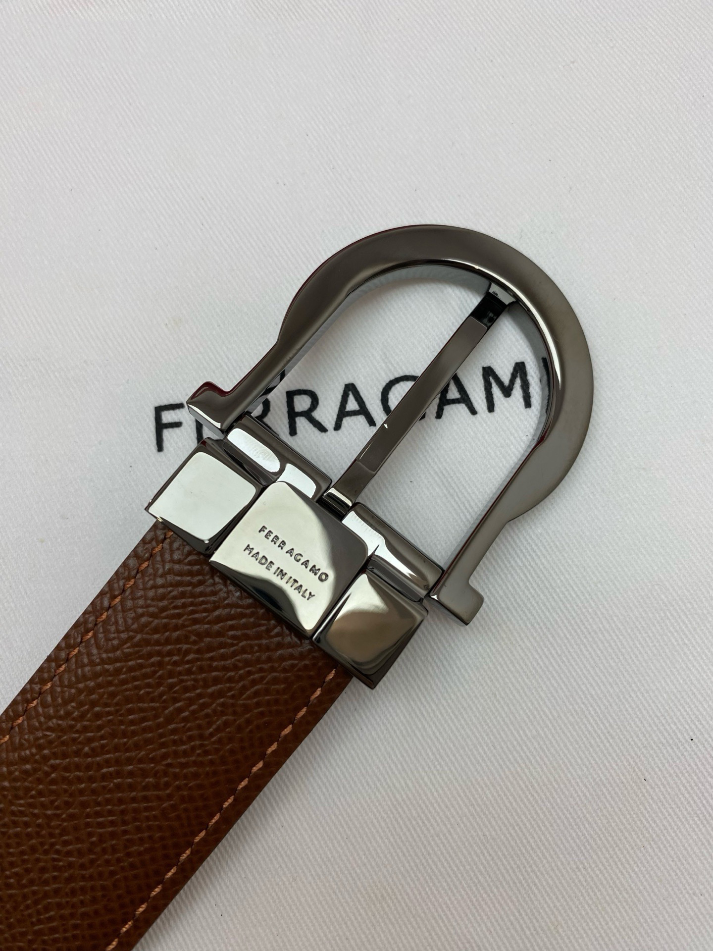 FERRAGAMO 페라가모 FW2023 Gancini 장식 중형 토트백 22