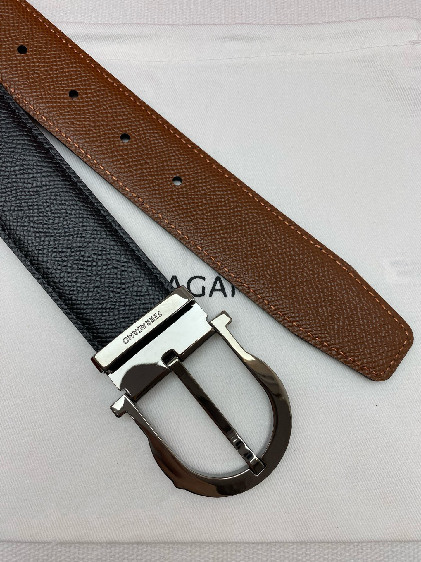 FERRAGAMO 페라가모 FW2023 Gancini 장식 중형 토트백 1