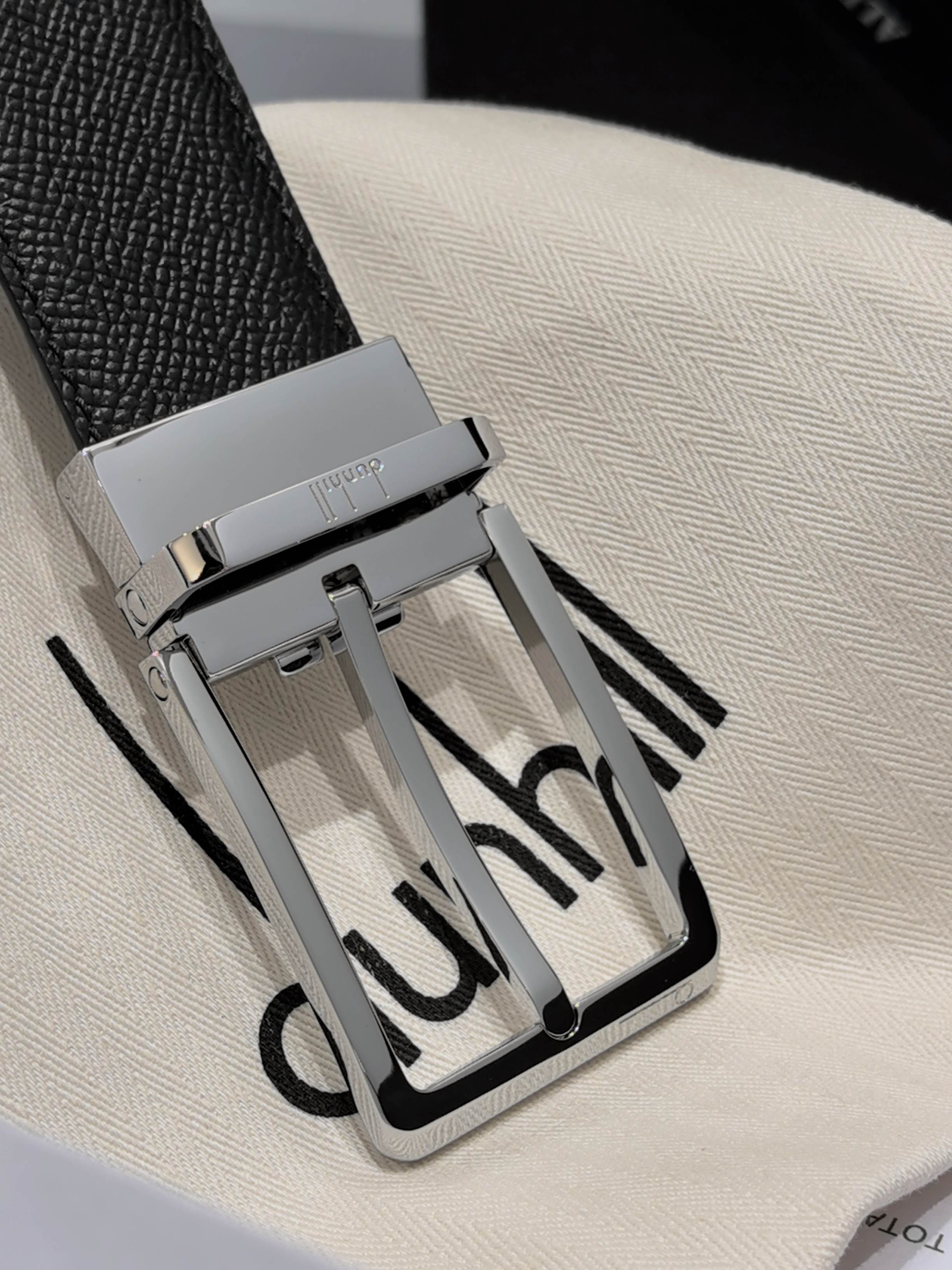 FERRAGAMO 페라가모 FW2023 Gancini 장식 중형 토트백 4