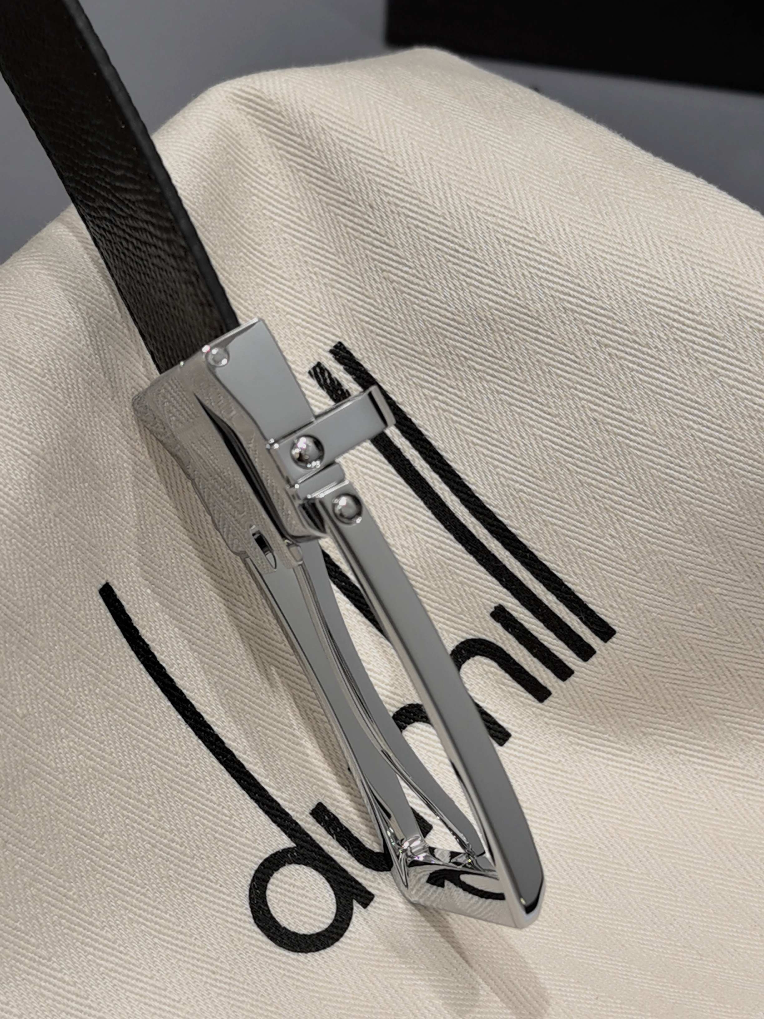 FERRAGAMO 페라가모 FW2023 Gancini 장식 중형 토트백 6