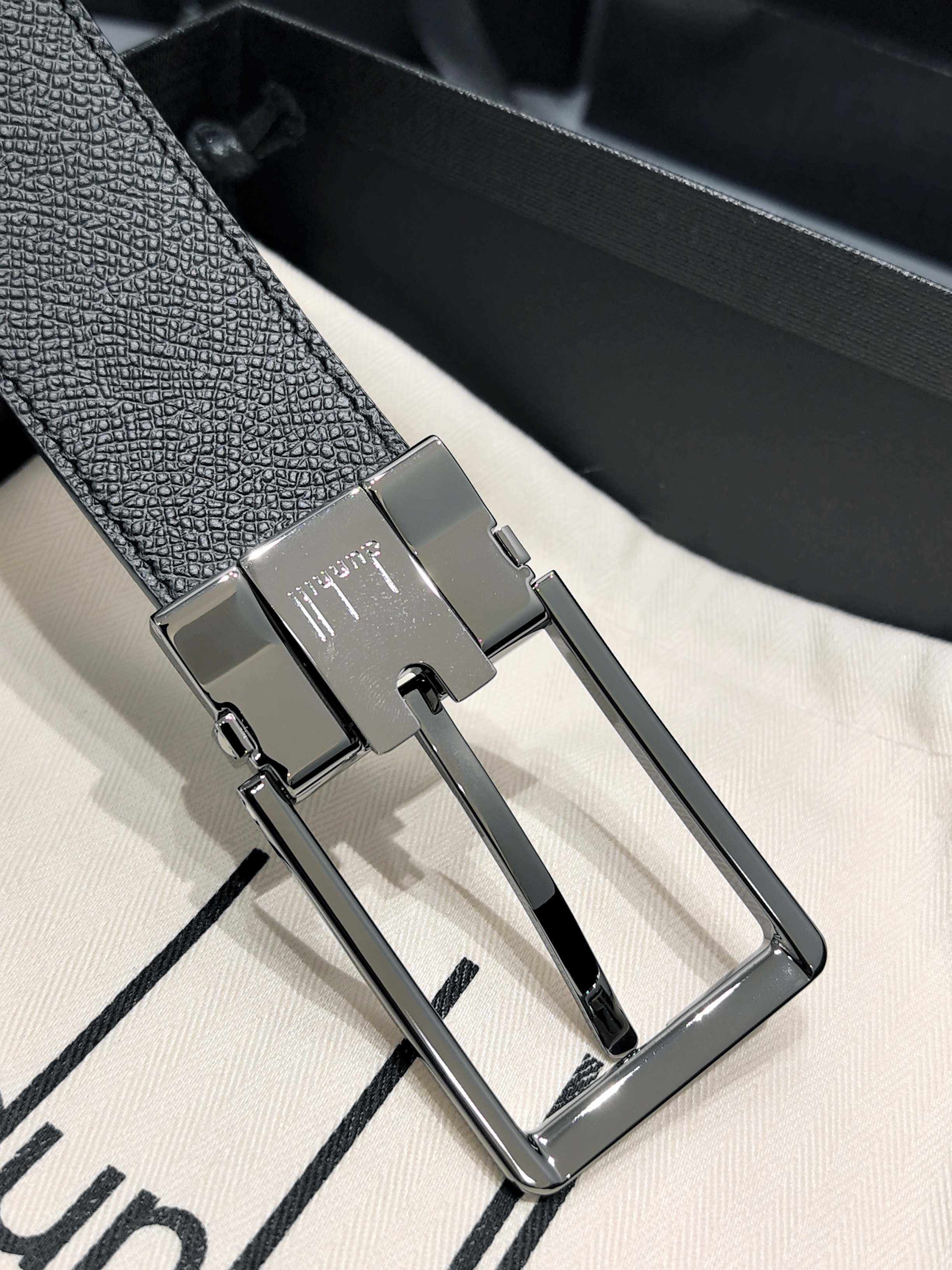 FERRAGAMO 페라가모 FW2023 Gancini 장식 중형 토트백 13