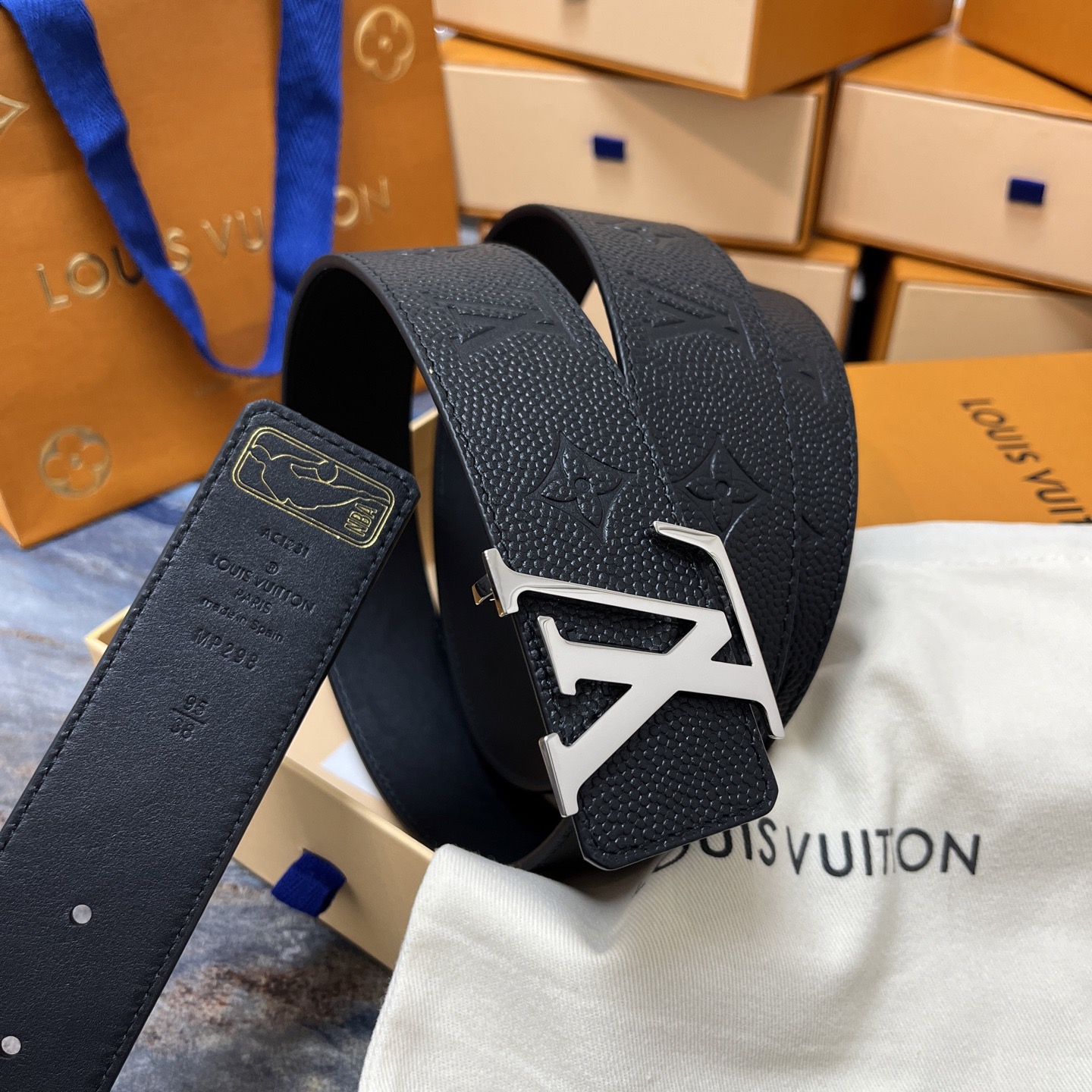 Louis Vuitton 루이비통 루이 비통 NBA 콜라보 블랙 소가죽 벨트 1