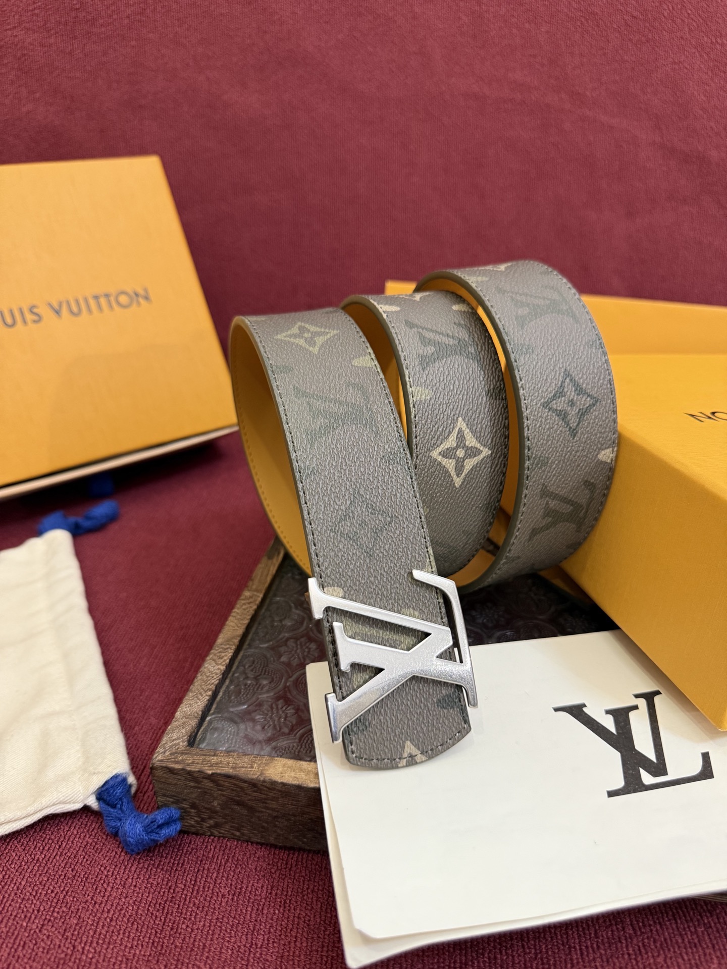 GU 구찌 메탈 벌 로고 셔츠 1