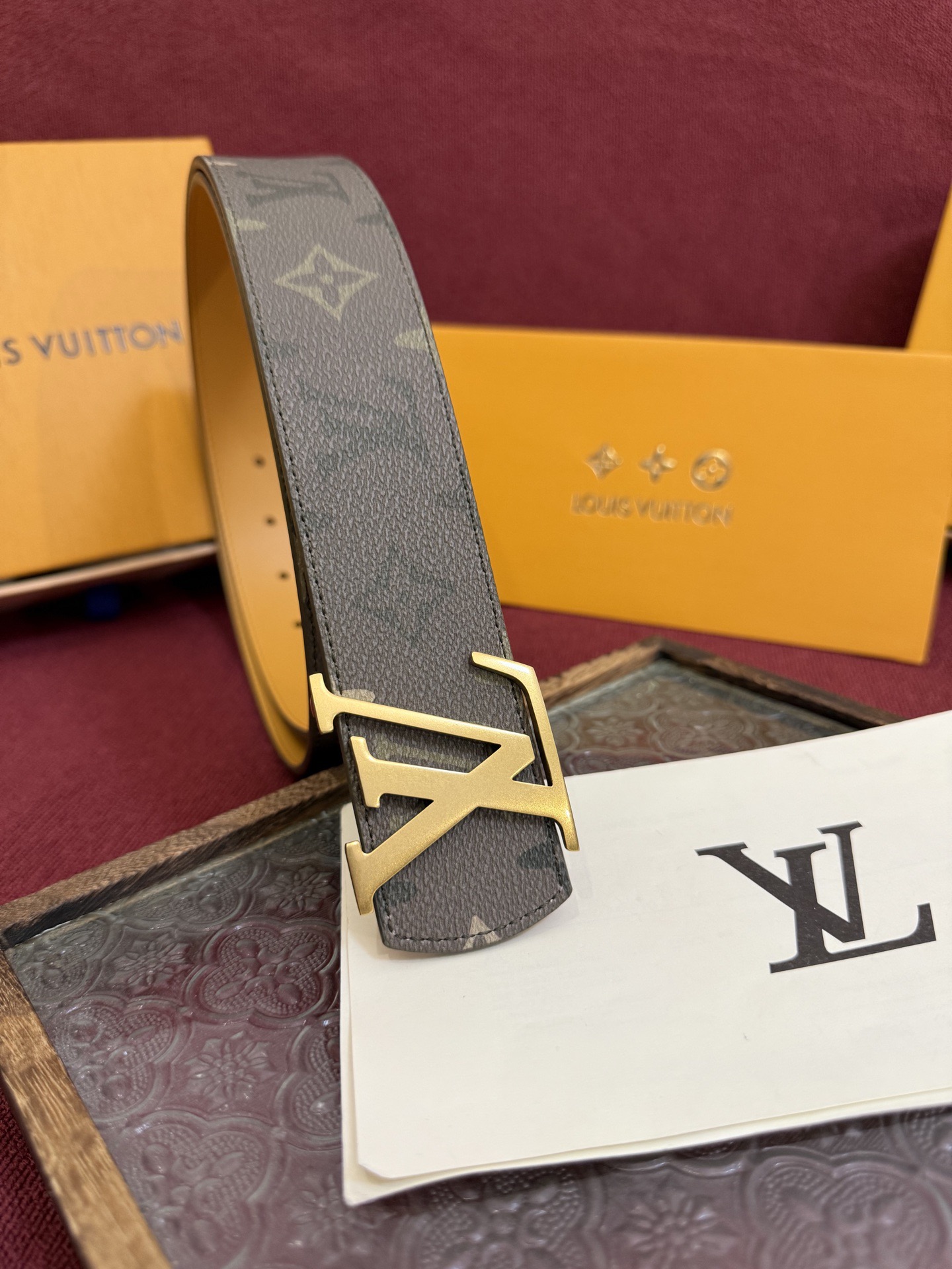 GU 구찌 메탈 벌 로고 셔츠 4