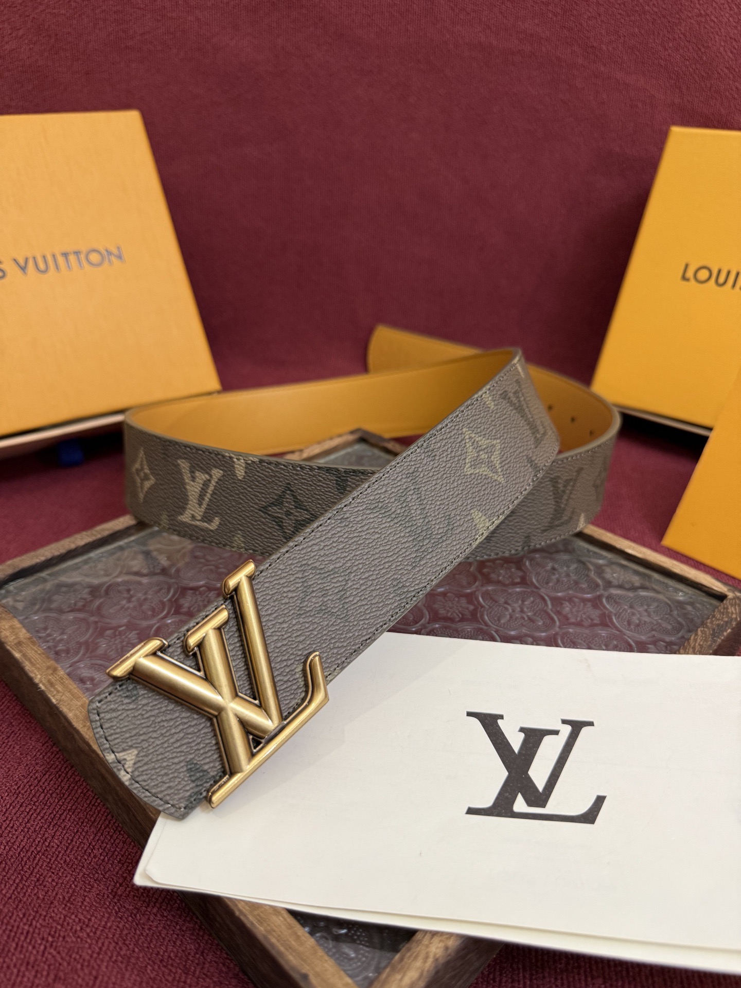 GU 구찌 메탈 벌 로고 셔츠 1