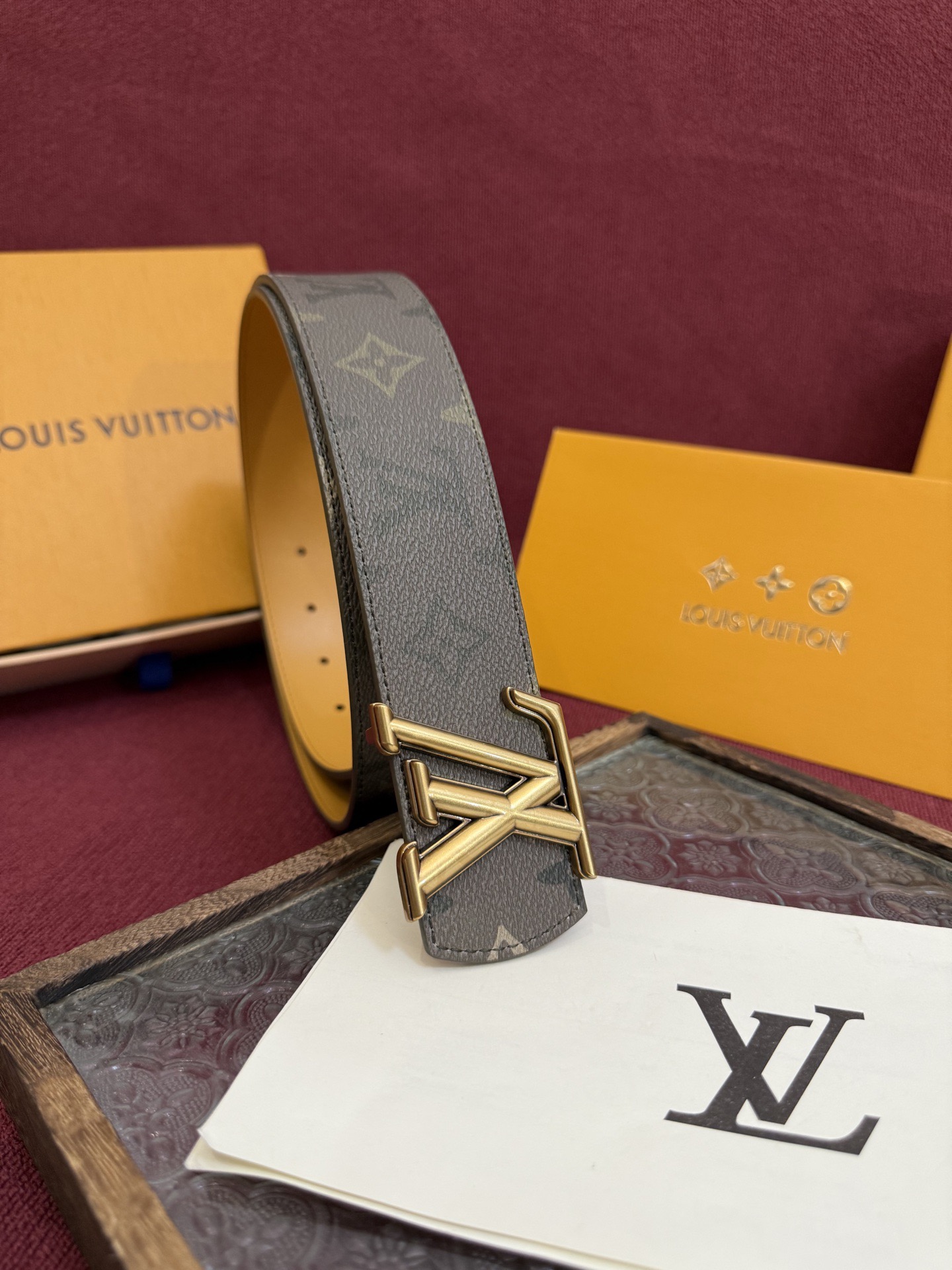 GU 구찌 메탈 벌 로고 셔츠 2