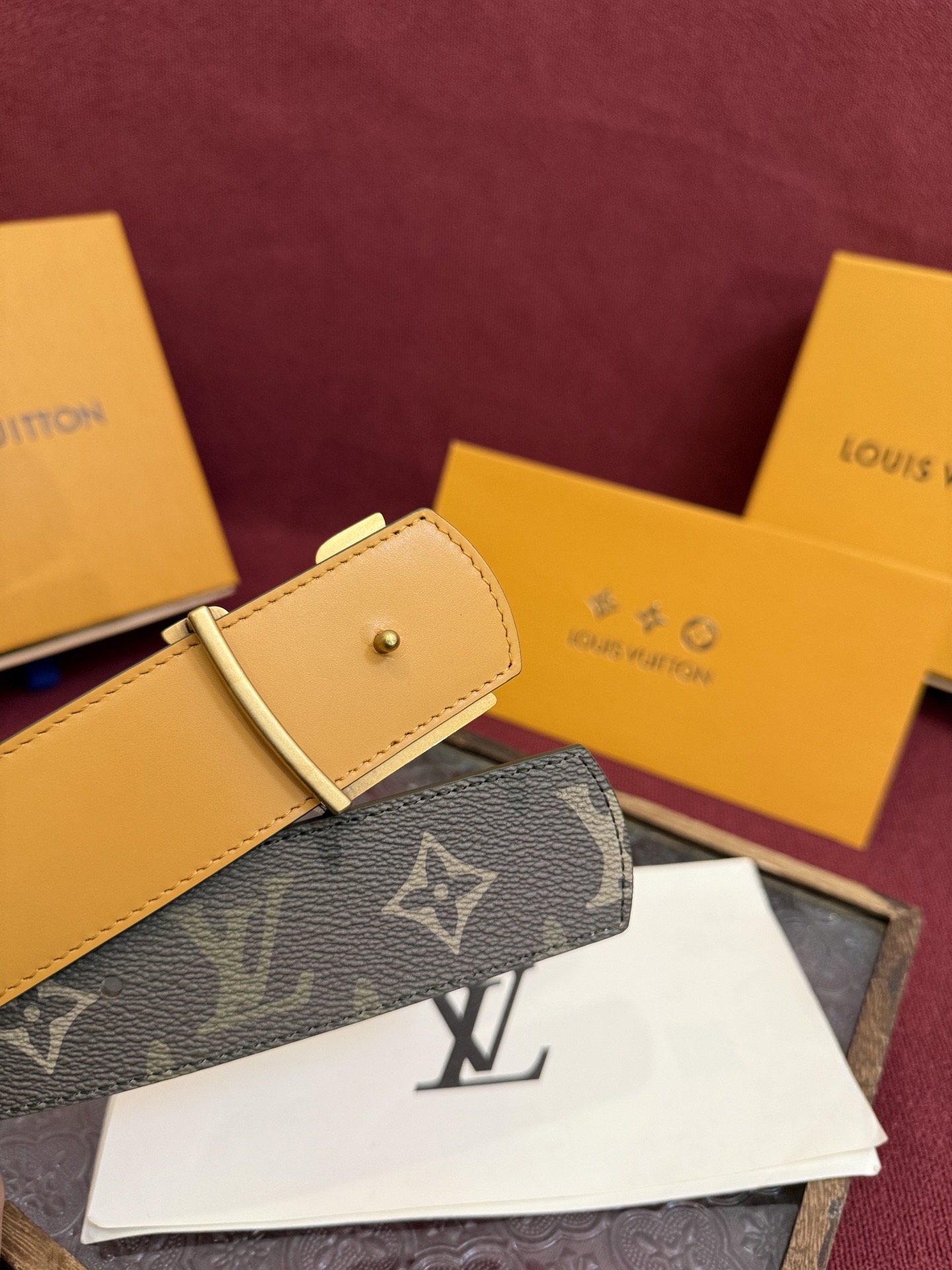 GU 구찌 메탈 벌 로고 셔츠 4