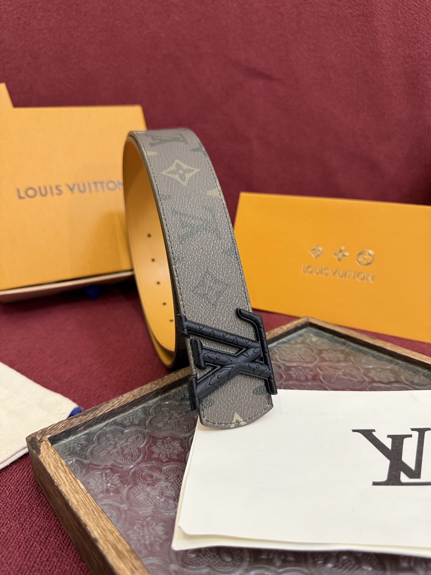 GU 구찌 메탈 벌 로고 셔츠 9