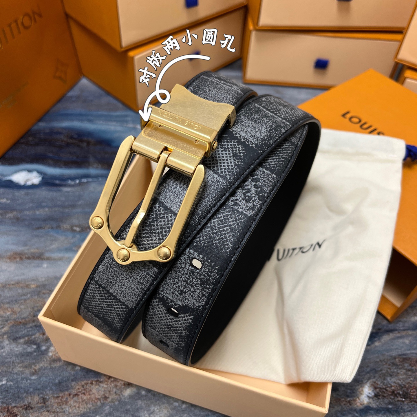 Louis Vuitton 루이비통 루이 비통 남성 M4430 가죽 벨트 1