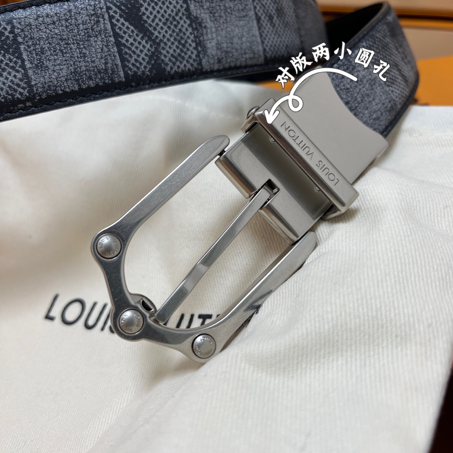 Louis Vuitton 루이비통 루이 비통 남성 M4430 가죽 벨트 9